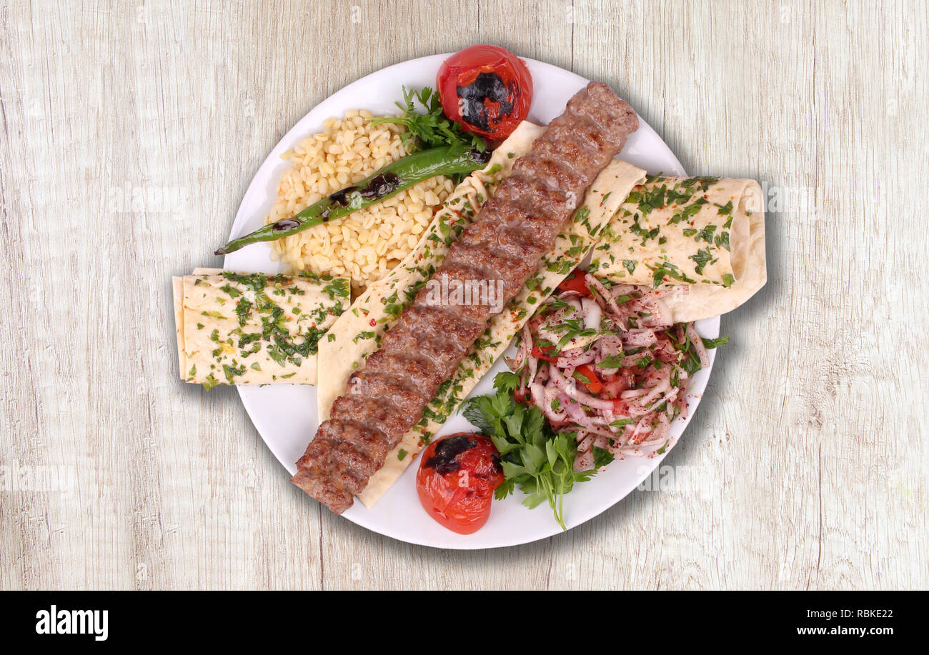 Adana kebab Platte auf Holzboden S Stockfoto