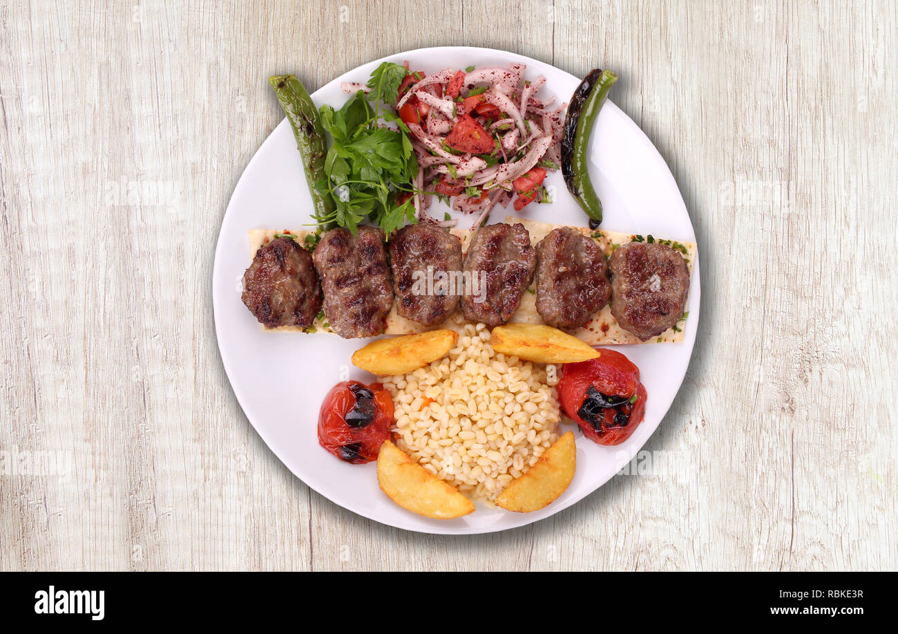 Kebab Platte auf Holzboden S Stockfoto