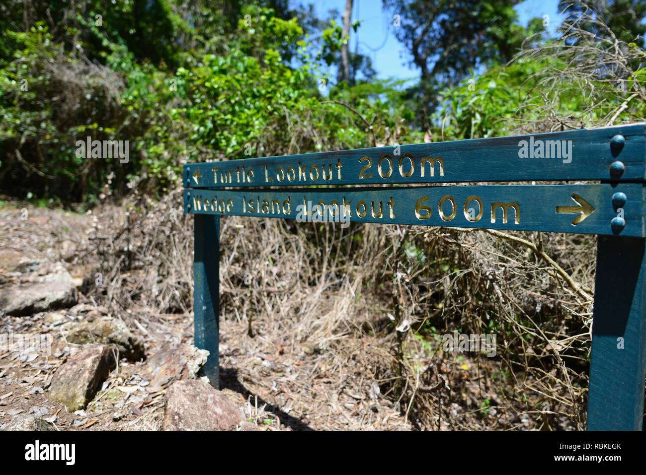 Turtle Island und Wedge island Lookout Zeichen, Wandern durch Cape Hillsborough National Park, Queensland, Australien Stockfoto