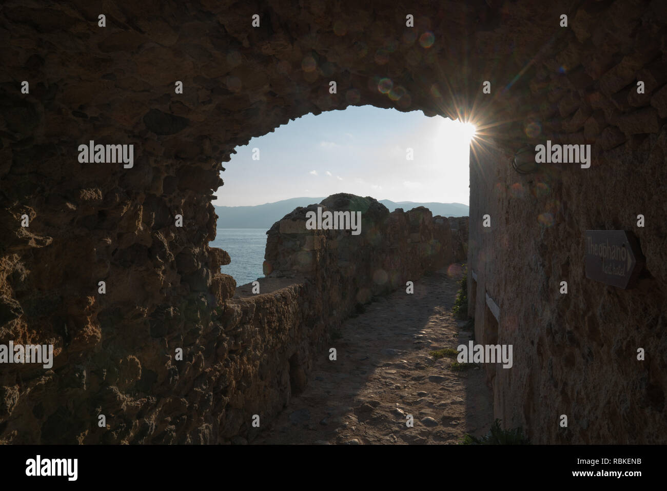Die in hohem Grade empfohlen, romantisch und dem Alten Schloss Stadt Monemvasia ist einer der beeindruckendsten Orte in Peloponnes, Griechenland. Stockfoto