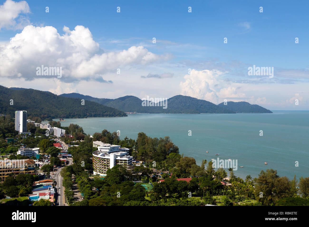 Luftaufnahme von Batu Ferringhi Beach, Penang Nationalpark in der Straße von Malakka auf der Insel Penang, Malaysia. Batu Ferringhi ist ein beliebter tra Stockfoto