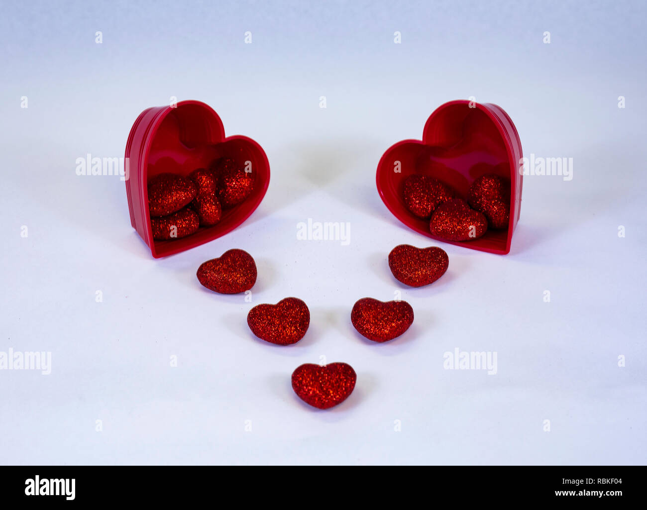 Zwei Valentinstag Herzen Liebe finden. Stockfoto