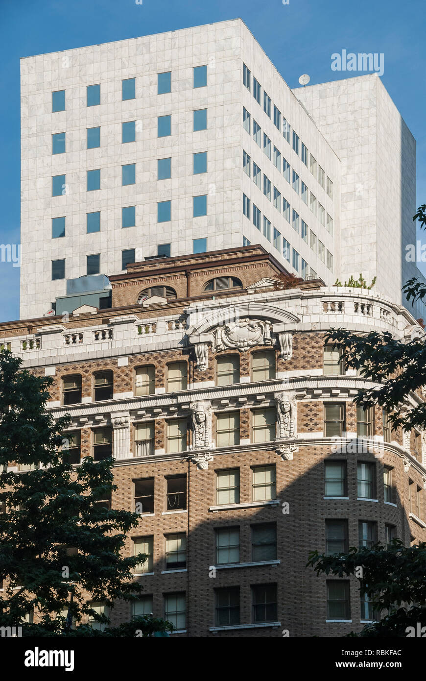 Ein älteres Gebäude vor einem moderneren in Seattle. Stockfoto