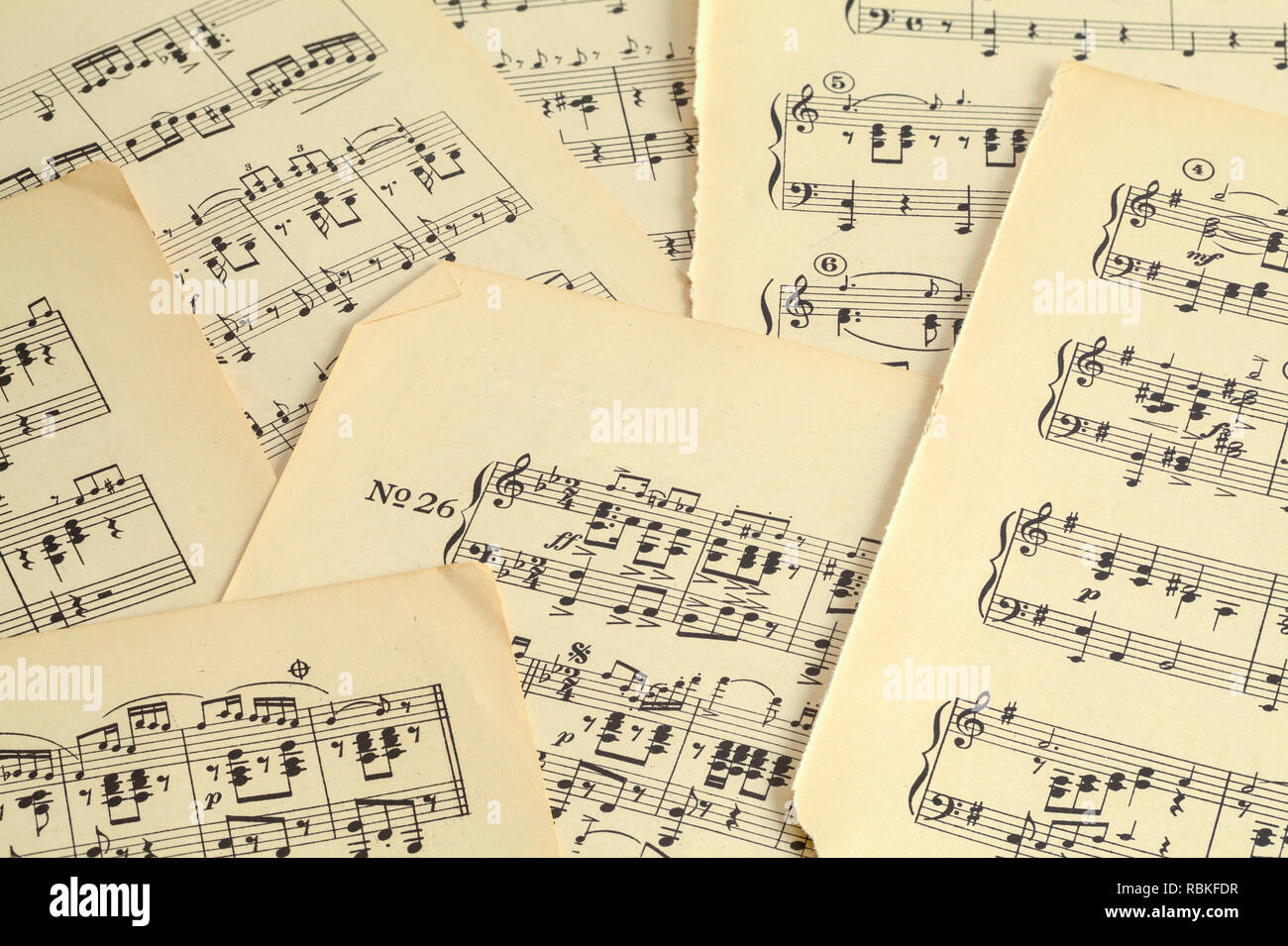 Mehrere alte Blätter Musik Papiere Backgournd. Stockfoto