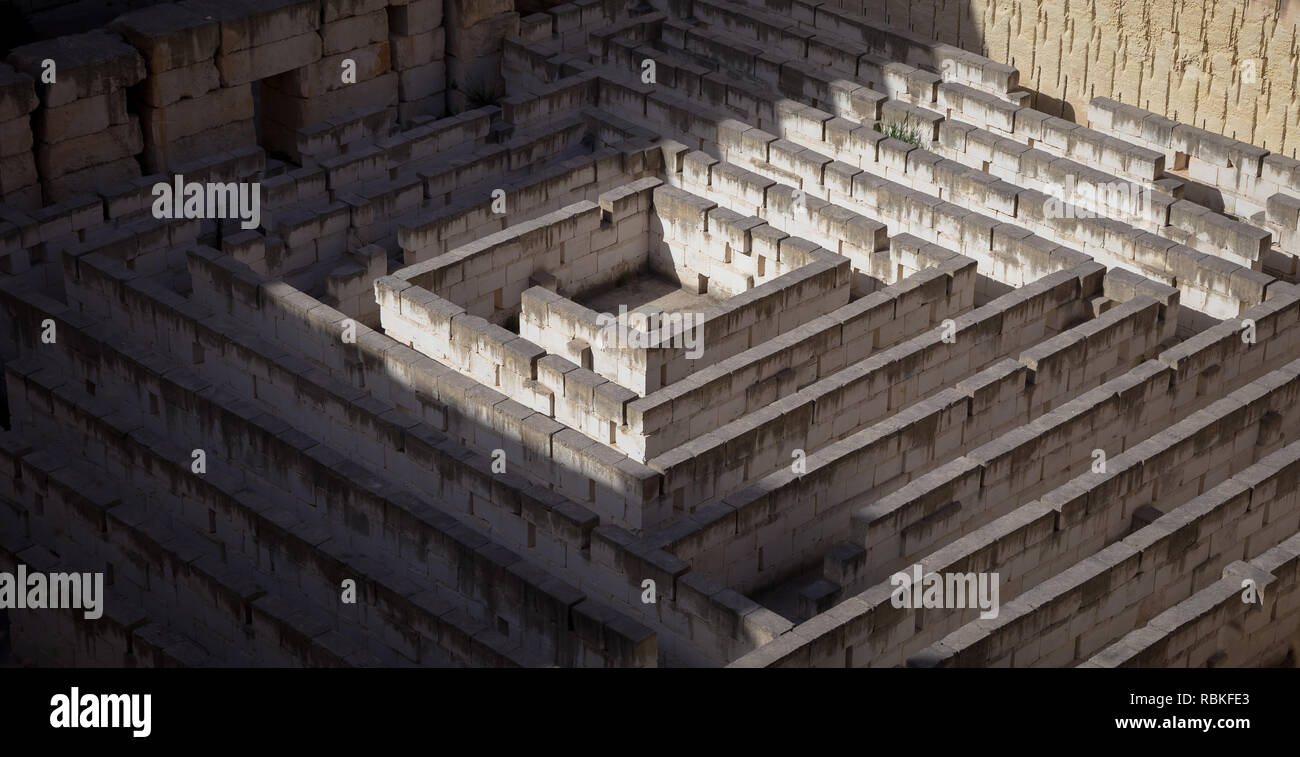 Labyrinth aus Stein: konzeptuelle für Frage, Freiheit und Reise Stockfoto