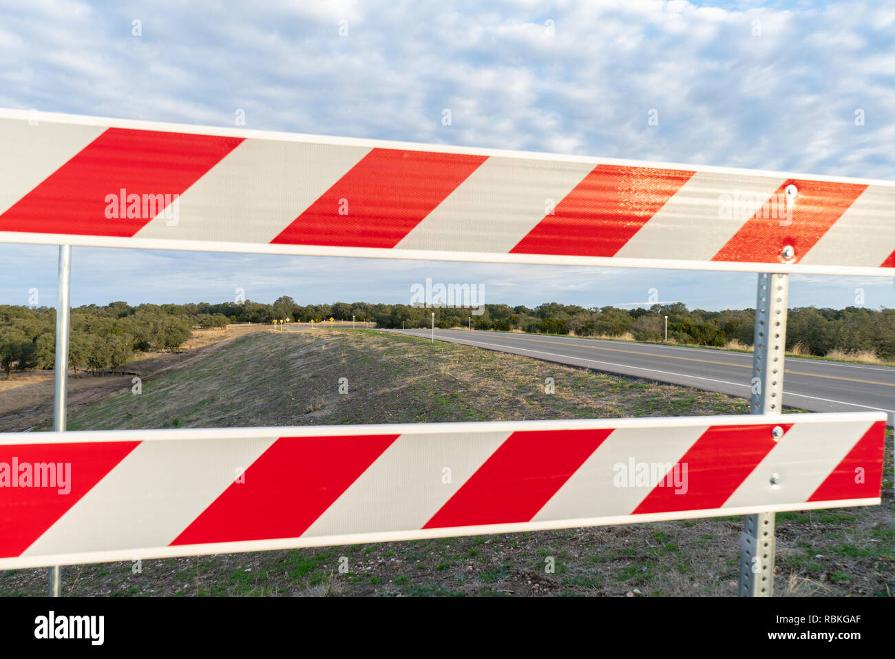 In der Nähe der grossen Straße Block mit Kurve auf der anderen Seite Stockfoto