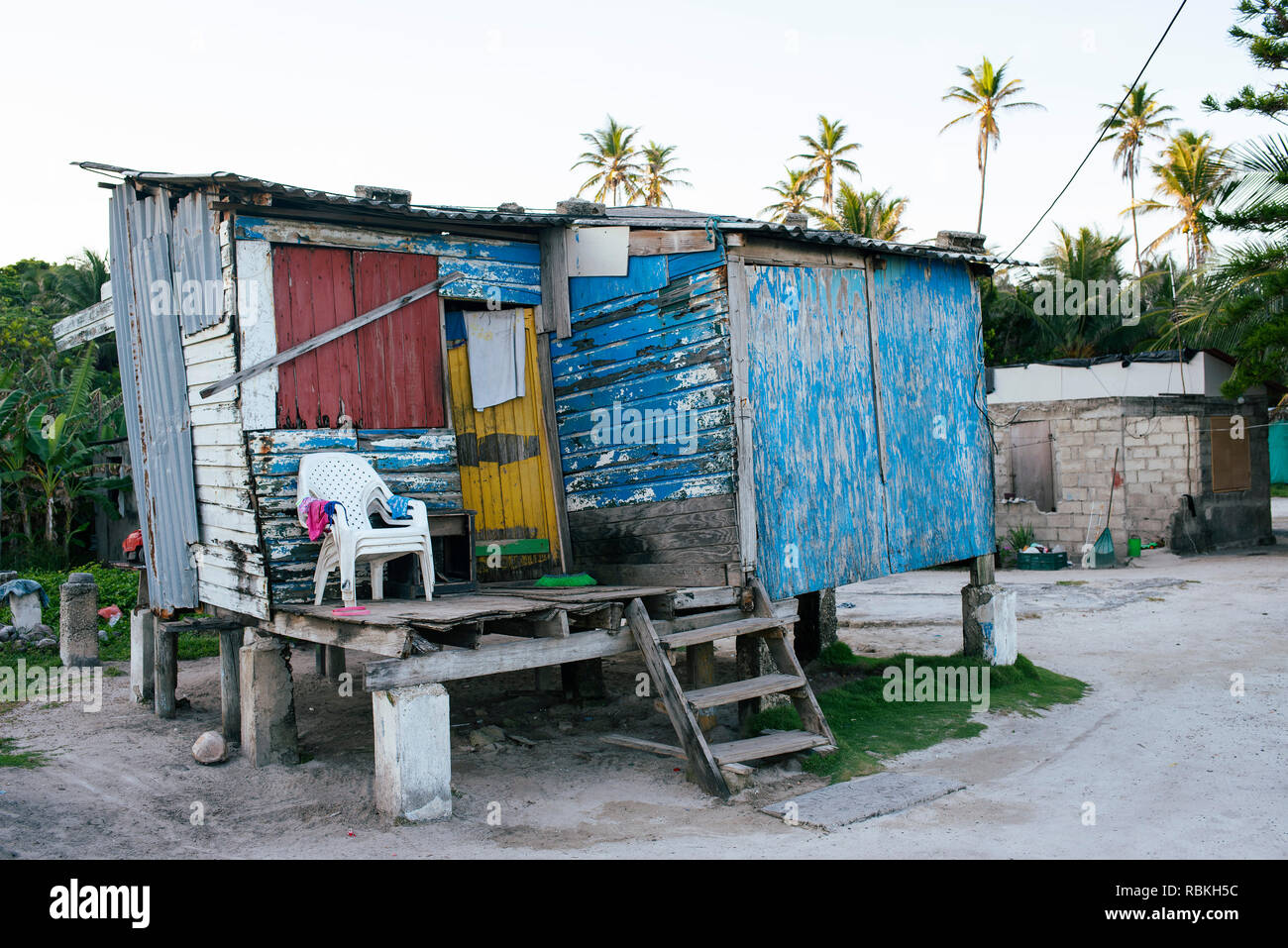 Karibik Holzhütte in einer niedrigeren Klasse Siedlung entlang der Küstenstraße von San Andrés, Kolumbien. Okt 2018 Stockfoto