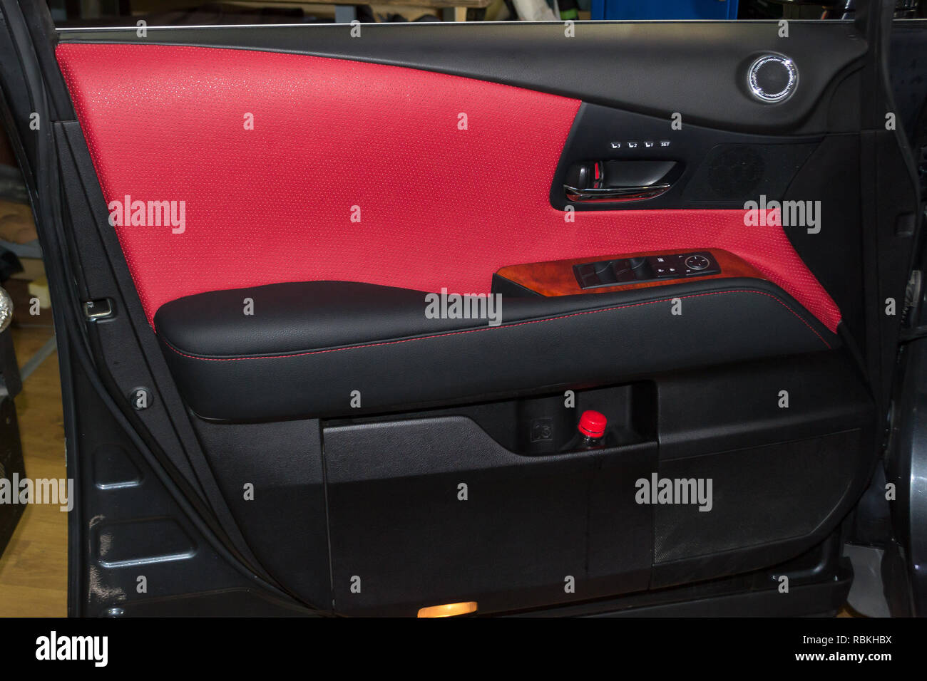Innenraum der SUV-Auto mit einem umgebauten Leder in rot-schwarze
