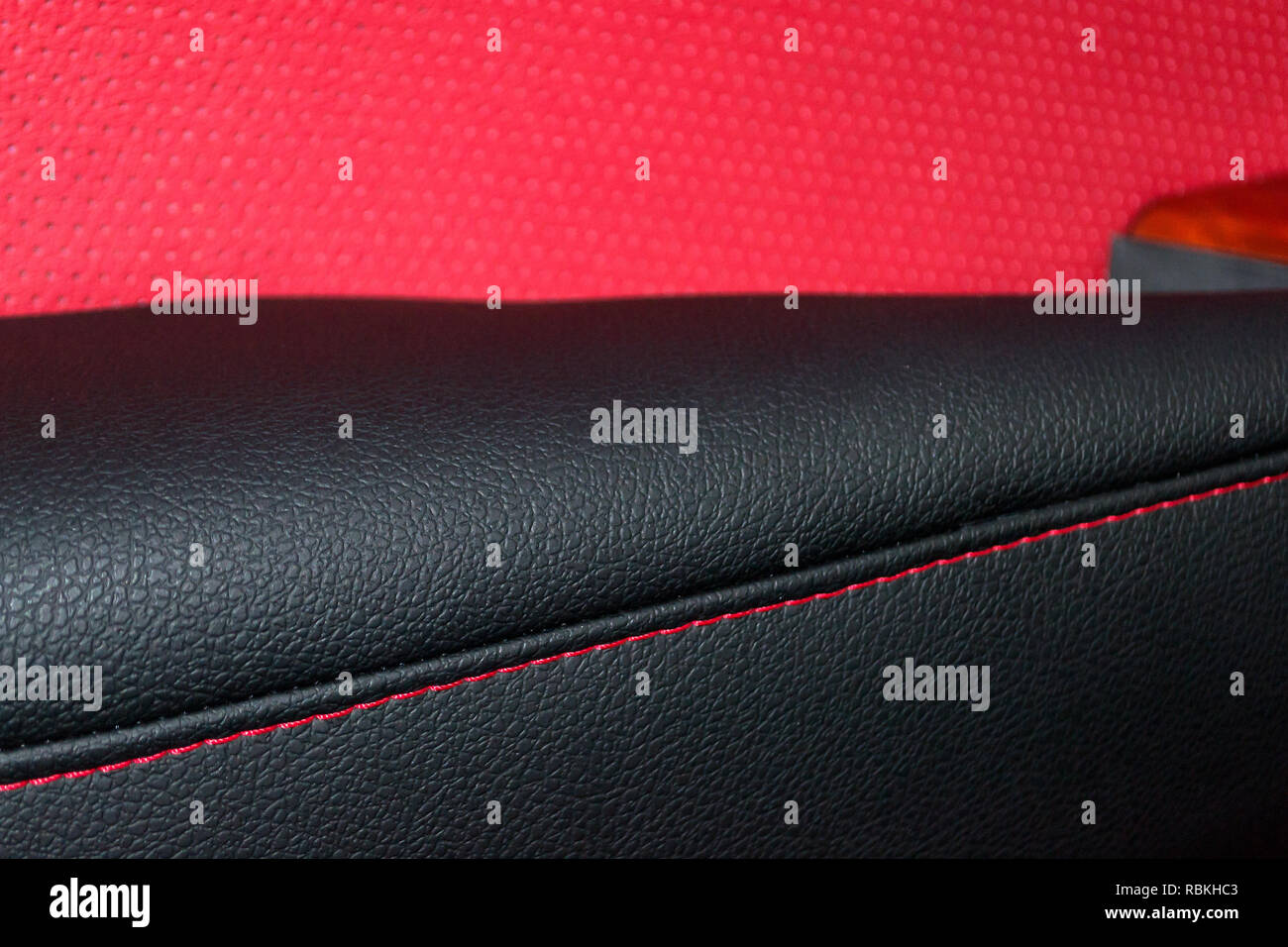 Innenraum der SUV-Auto mit einem umgebauten Leder in rot-schwarze Farbe im  Austausch für die alten, abgenutzten Innenverkleidung in der Werkstatt für  die Reparatur von das Meer Stockfotografie - Alamy