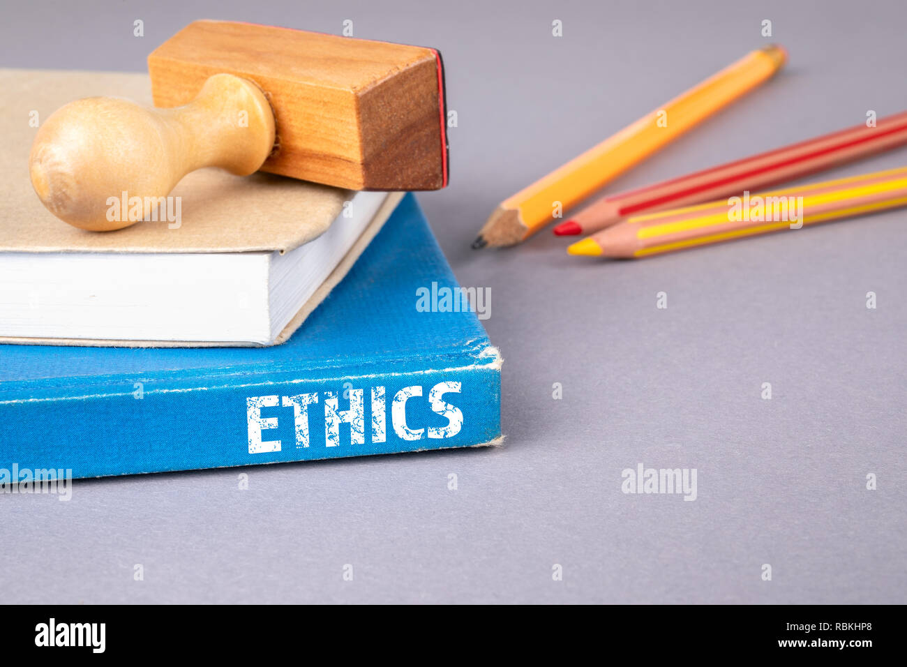 Ethik Konzept. blaue Buch auf einem grauen Büro Tabelle Stockfoto
