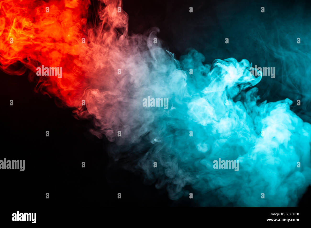 Eine Spalte von farbigen Rauch von grünen und roten Farbe aus einer WAP-abstrakter Form tendenziell Nach oben auf einem schwarzen Hintergrund isoliert. Stockfoto