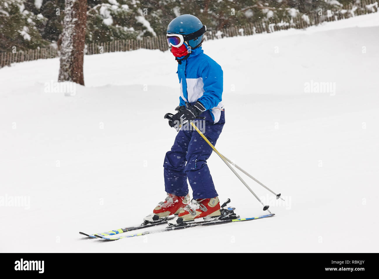 Kinder Skifahren unter dem Schnee. Winter Sport. Skipiste. Horizontale Stockfoto