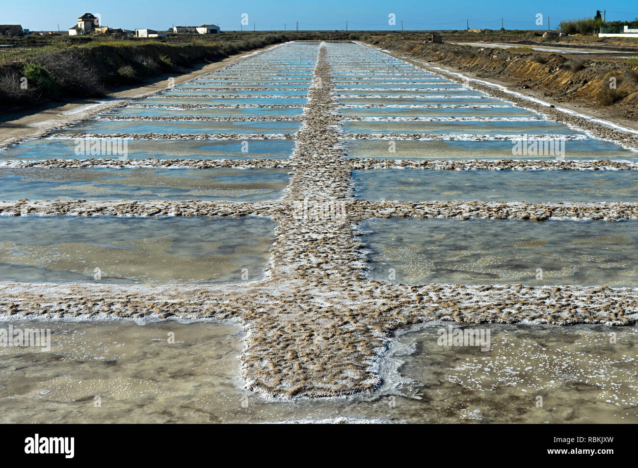 Meersalz, Salz Verdunstungsteichen mit crystallized Meersalz, Tavira, Algarve, Portugal Stockfoto