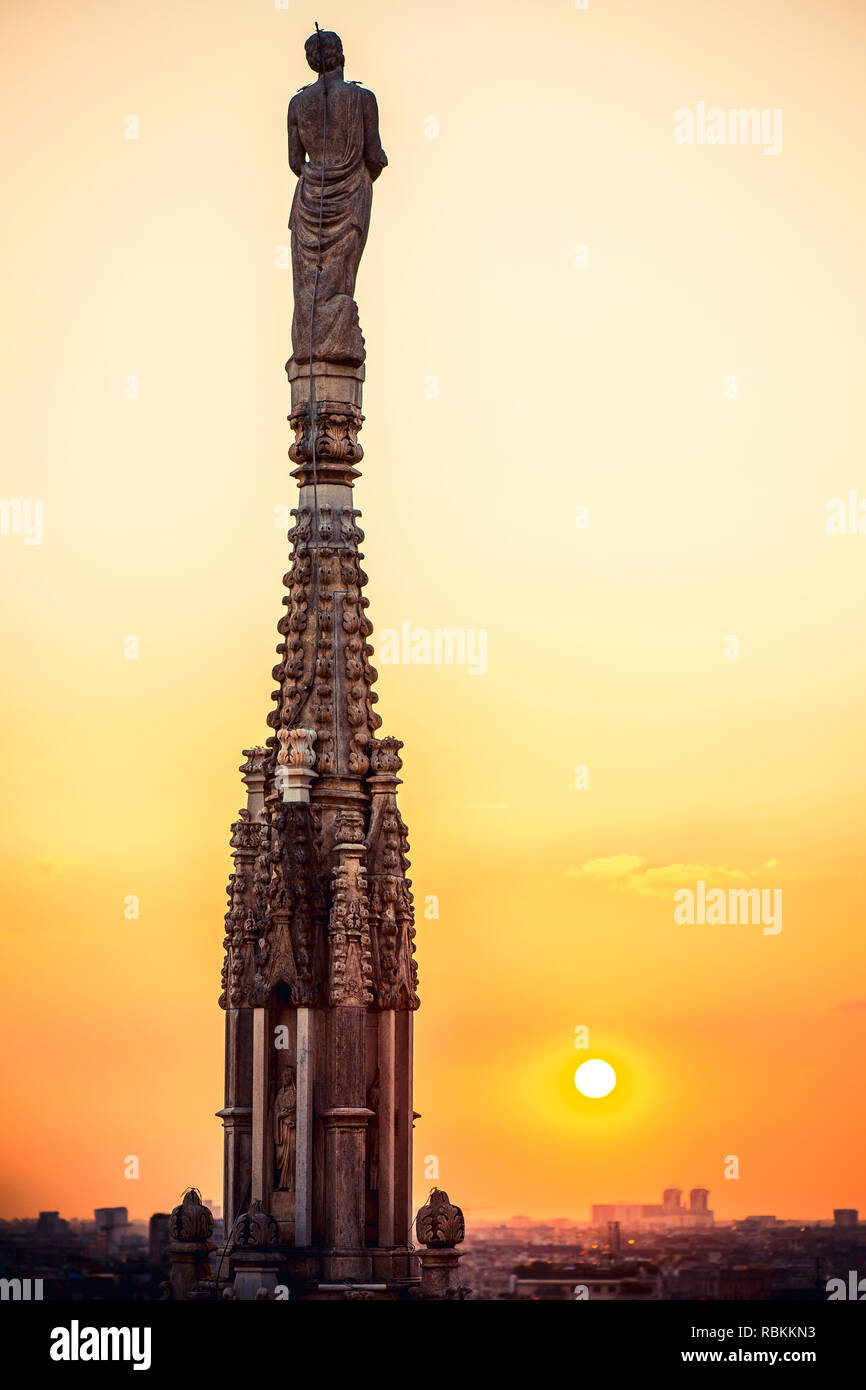 Schöne Aussicht bei Sonnenuntergang von der Dom von Mailand Dach - Italienische trave Ziel - europäische Reise Stockfoto