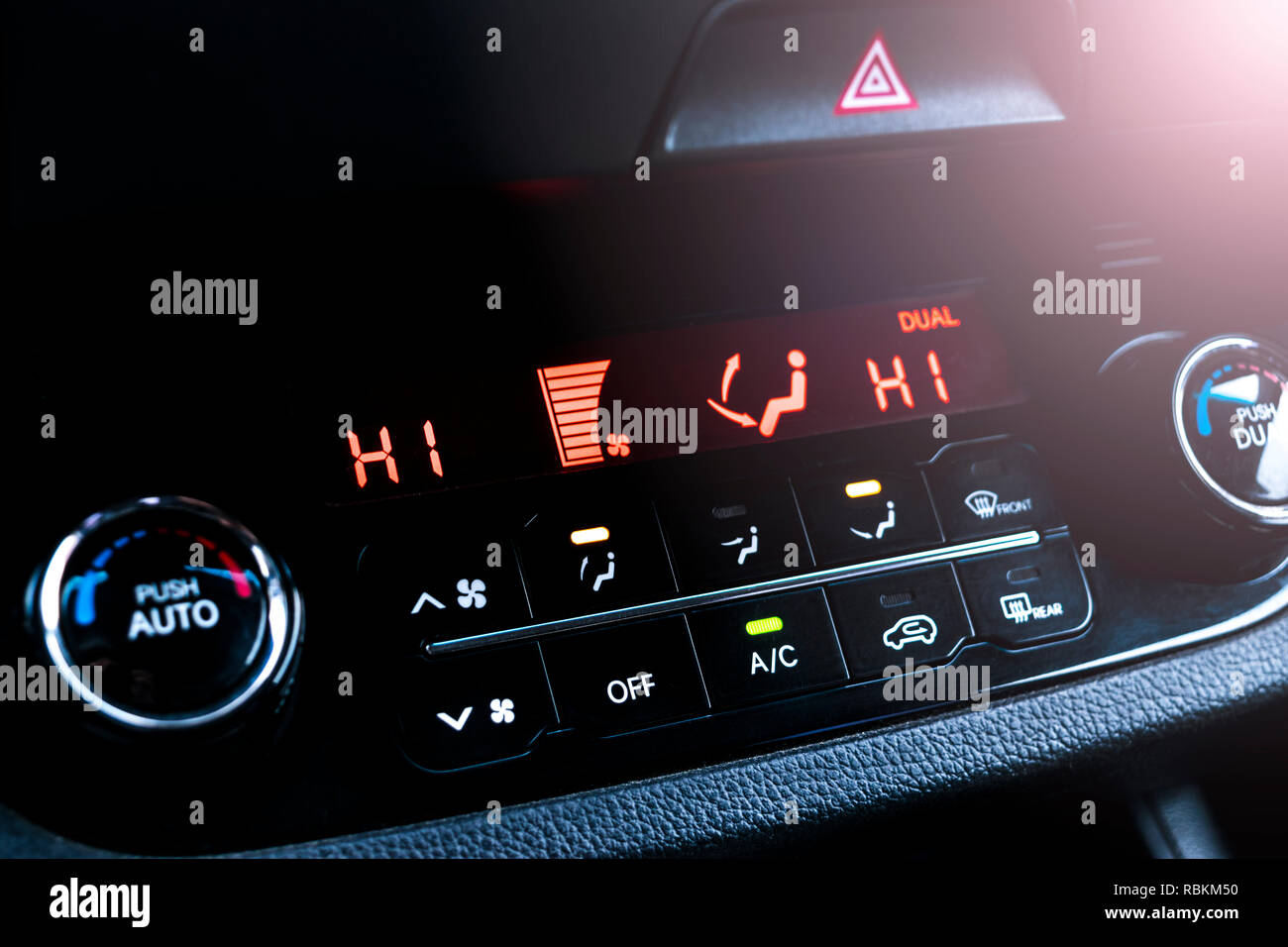 Taste Klimaanlage in einem Auto. Klimaanlage mit Regelautomatik AC-Gerät in  das neue Auto. Modernes Auto Details im Innenraum Stockfotografie - Alamy