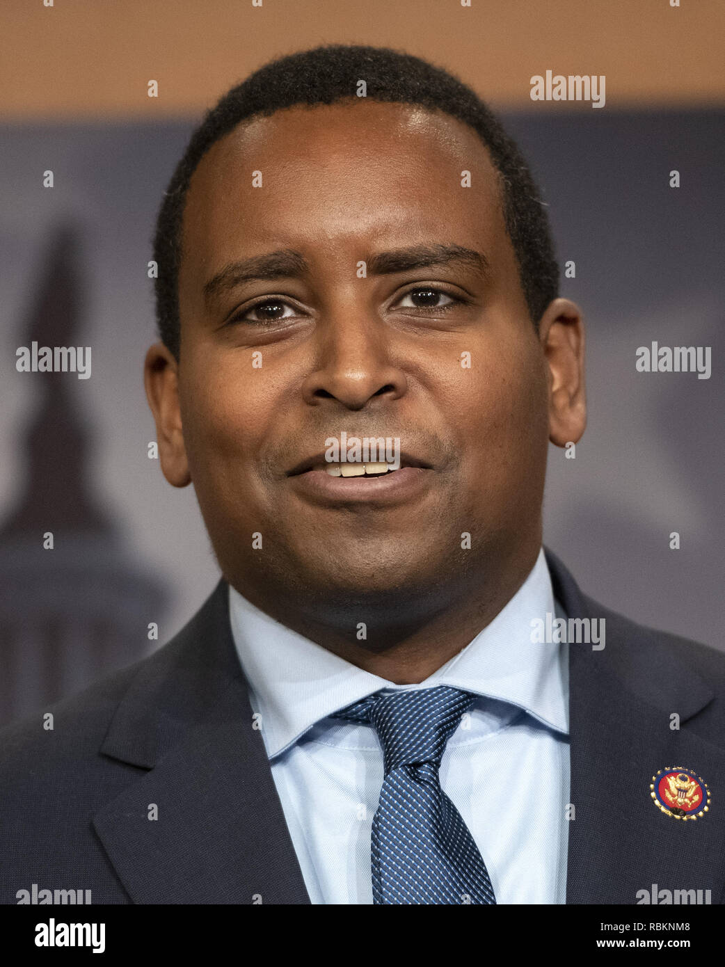 Washington, District of Columbia, USA. 10 Jan, 2019. United States Vertreter Joe Neguse (Demokrat von Colorado) macht bei einer Pressekonferenz im Kapitol in Washington, DC, die Ankündigung eines demokratischen Paket von drei Wechsel in der US-Senat und US-Repräsentantenhaus eingebracht werden verschreibungspflichtige Arzneimittel Preise am Donnerstag, Januar 10, 2019 Credit zu steuern: Ron Sachs/CNP/ZUMA Draht/Alamy leben Nachrichten Stockfoto