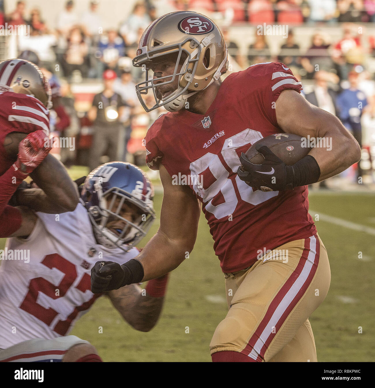 Santa Clara, Kalifornien, USA. 12 Nov, 2017. San Francisco 49ers tight end Garrett Celek (88) Läuft für Touchdown am Sonntag, 12. November 2017, in Levis Stadion in Santa Clara, Kalifornien. Die 49ers die Riesen besiegte 31-21. Credit: Al Golub/ZUMA Draht/Alamy leben Nachrichten Stockfoto