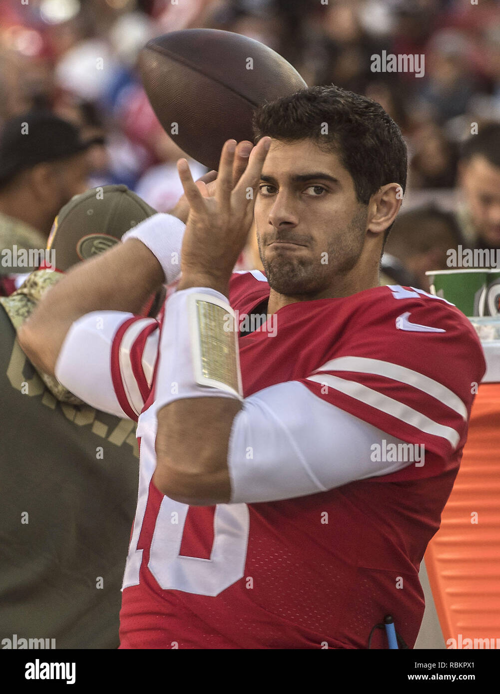 Santa Clara, Kalifornien, USA. 12 Nov, 2017. San Francisco 49ers quarterback Jimmy Garoppolo (10) am Sonntag, 12. November 2017, in Levis Stadion in Santa Clara, Kalifornien. Die 49ers die Riesen besiegte 31-21. Credit: Al Golub/ZUMA Draht/Alamy leben Nachrichten Stockfoto