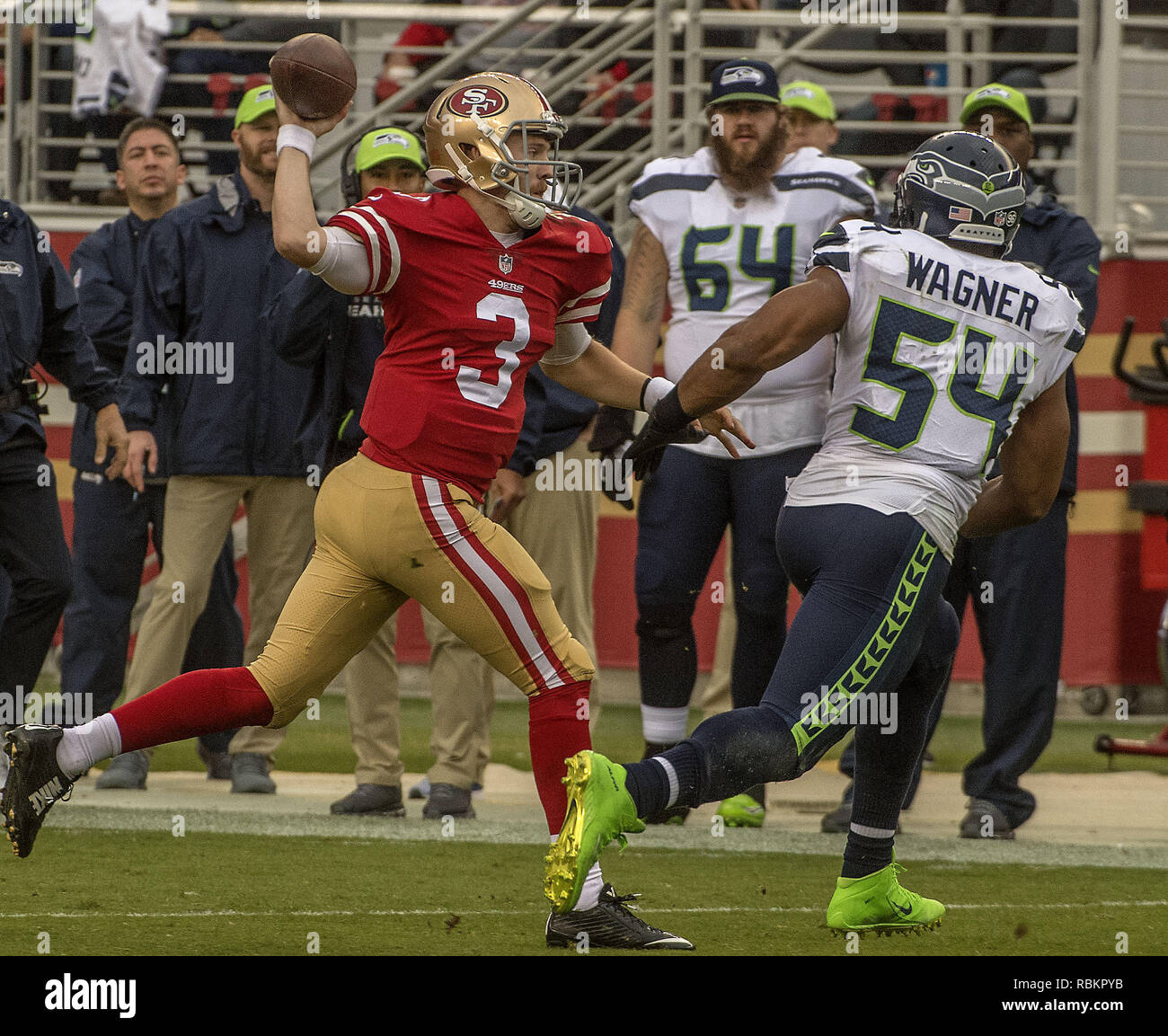 Santa Clara, Kalifornien, USA. 26 Nov, 2017. San Francisco 49ers quarterback C.J. Beathard (3) fließt unter Druck von den Seattle Seahawks middle linebacker Bobby Wagner (54) am Sonntag, 26. November 2017, in Levis Stadion in Santa Clara, Kalifornien. Die Seahawks besiegten die 49ers 24-13. Credit: Al Golub/ZUMA Draht/Alamy leben Nachrichten Stockfoto