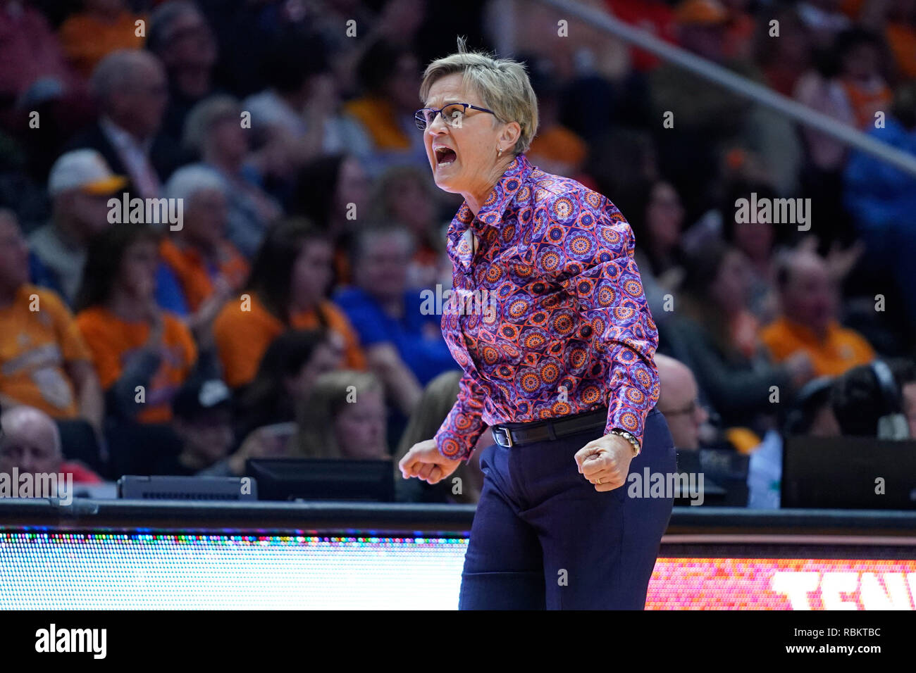 Januar 10, 2019: Haupttrainer Holly Warlick der Tennessee Dame Volunteers reagiert auf einen Korb während der NCAA Basketball Spiel zwischen der Universität von Tennessee Dame Volunteers und die Universität von Kentucky Wildkatzen bei Thompson Boling Arena in Knoxville TN Tim Gangloff/CSM Stockfoto