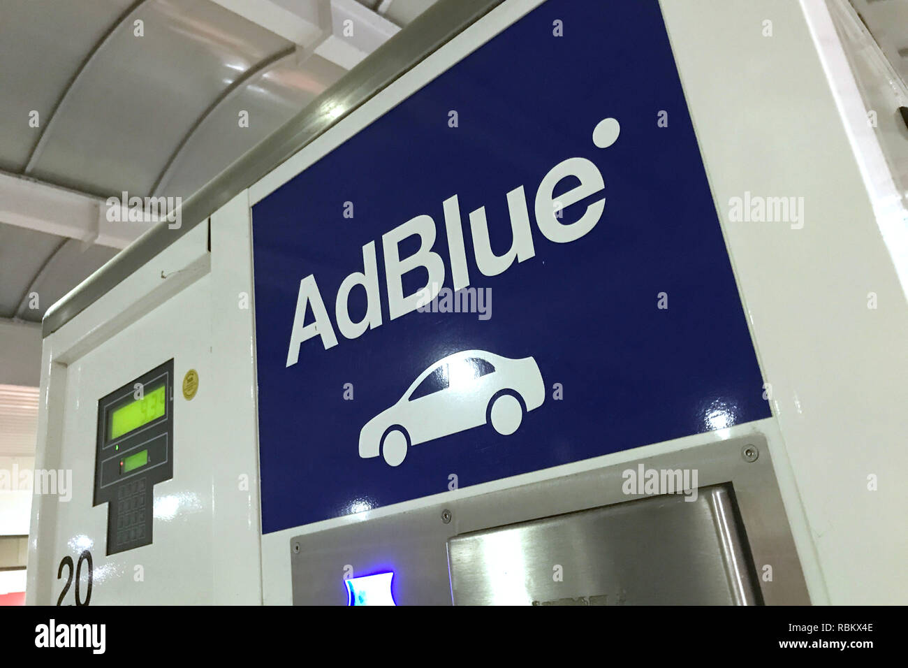 München, Deutschland. 08 Jan, 2019. Adblue tanken. Adblue Tankstelle für Autos, tank System. AdBlue spielt eine entscheidende Rolle bei der Reduzierung von Stickoxiden im Abgas von Dieselmotoren durch so genannte SCR-Katalysatoren Quelle: dpa/Alamy leben Nachrichten Stockfoto