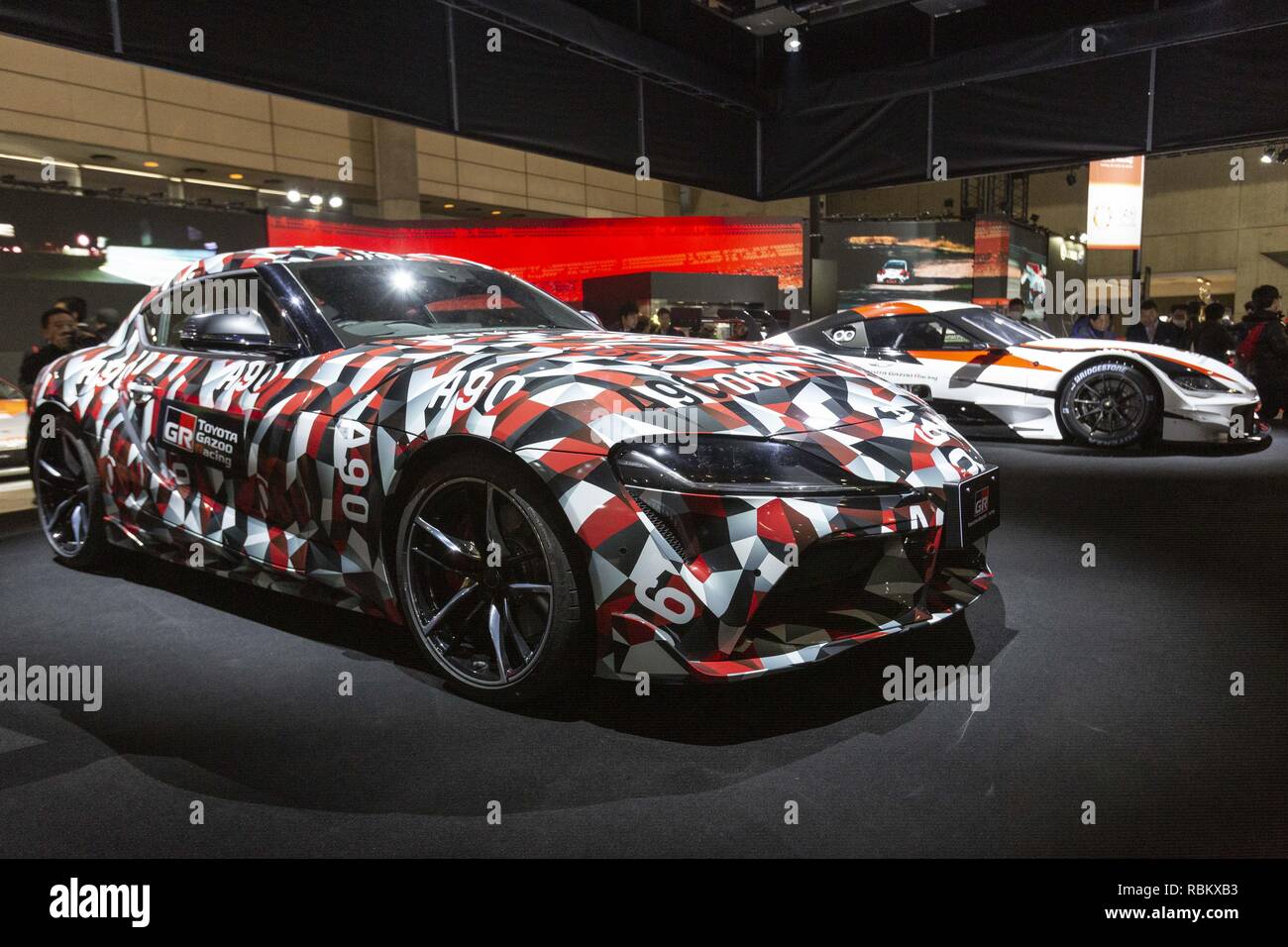 Chiba, Japan. 11 Jan, 2019. Toyota Supra 90 (L) und Super GT-Rennwagen (R) auf dem Display an der Tokyo Auto Salon 2019 in Makuhari Messe International Convention Complex.Â Tokio Auto Salon ist ein Automobil Ausstellung, präsentiert die neuesten technologischen Lösungen und Produkte für die Autos. Die Messe läuft vom 11. Januar bis zum 13. Credit: Rodrigo Reyes Marin/ZUMA Draht/Alamy leben Nachrichten Stockfoto