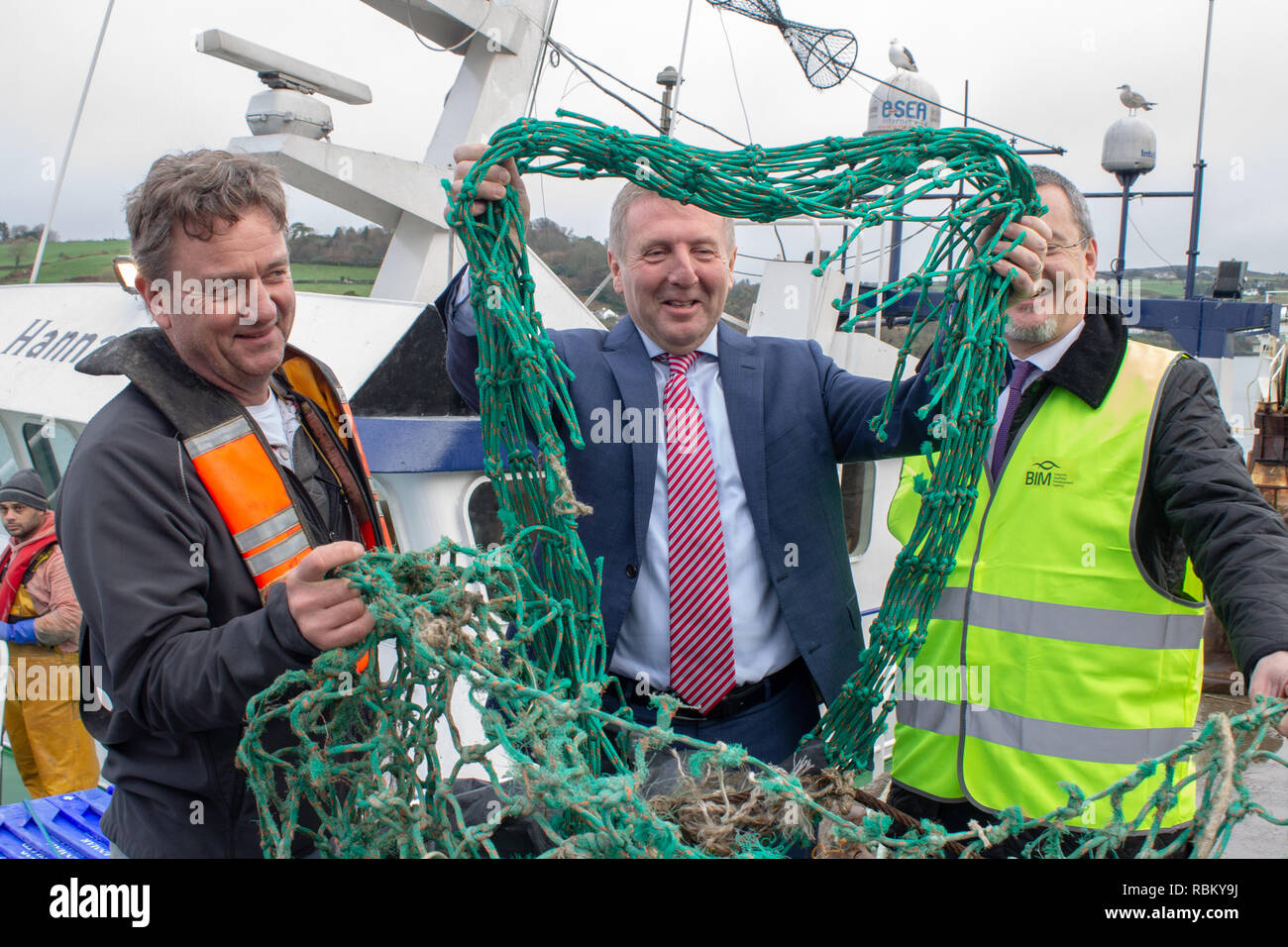 Union Hall, West Cork, Irland, 11. Januar 2019 Michael Creed TD Minister für Landwirtschaft, Ernährung und die Meeresumwelt besucht Union Halle heute seine neue gegen Verschmutzung und Kunststoff recovery Initiative zu starten. Fischer Kunststoffabfällen und alten Fischernetz zu einem zentralen Punkt auf dem Kai, wo es für Recycling und Entsorgung zu einem späteren Zeitpunkt gesammelt werden können. Credit: aphperspective/Alamy leben Nachrichten Stockfoto