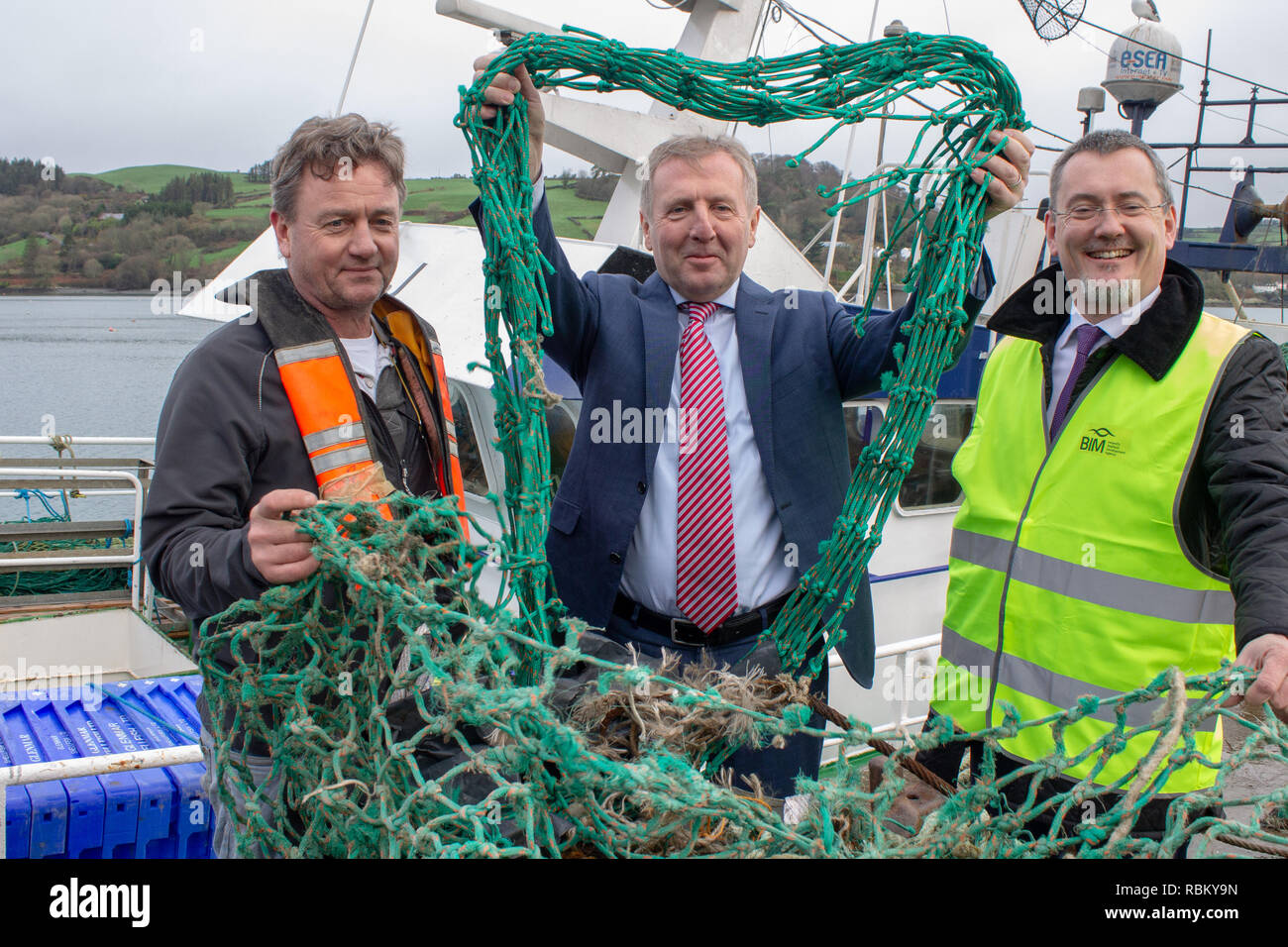 Union Hall, West Cork, Irland, 11. Januar 2019 Michael Creed TD Minister für Landwirtschaft, Ernährung und die Meeresumwelt besucht Union Halle heute seine neue gegen Verschmutzung und Kunststoff recovery Initiative zu starten. Fischer Kunststoffabfällen und alten Fischernetz zu einem zentralen Punkt auf dem Kai, wo es für Recycling und Entsorgung zu einem späteren Zeitpunkt gesammelt werden können. Credit: aphperspective/Alamy leben Nachrichten Stockfoto