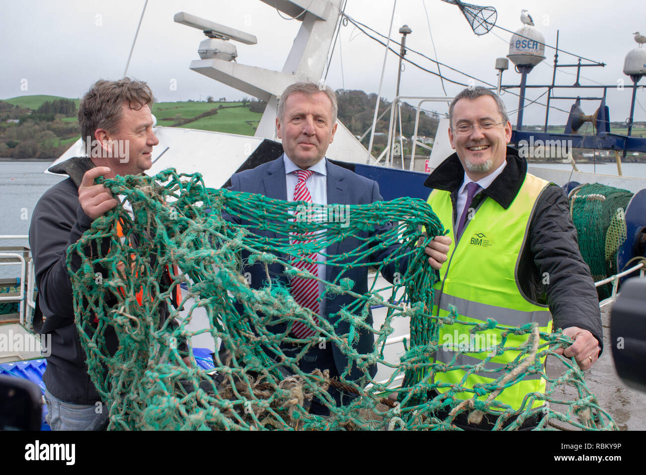 Union Hall, West Cork, Irland, 11. Januar 2019 Michael Creed TD Minister für Landwirtschaft, Ernährung und die Meeresumwelt besucht Union Halle heute seine neue gegen Verschmutzung und Kunststoff recovery Initiative zu starten. Fischer Kunststoffabfällen und alten Fischernetz zu einem zentralen Punkt auf dem Kai, wo es für Recycling und Entsorgung zu einem späteren Zeitpunkt gesammelt werden können. Credit: aphperspective/Alamy leben Nachrichten Stockfoto