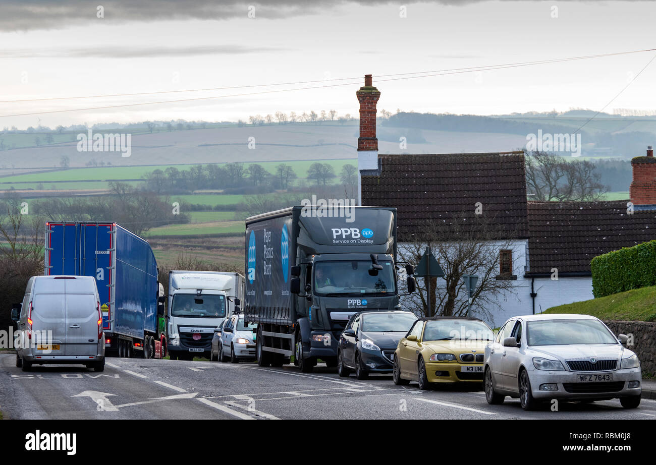 Burton Lazars, Melton Mowbray, UK. 11. Januar 2019: Verzögerungen und Schwanz rücken durch das Dorf von Burton Lazars nach Lkw mit Schwefelsäure hat auf der A 1 umgekippt, Straße ist in beiden Richtungen gesperrt. Polizei sind derzeit auf die Szene in Colsterworth, in der Nähe von Grantham. Credit: Clifford Norton/Alamy leben Nachrichten Stockfoto