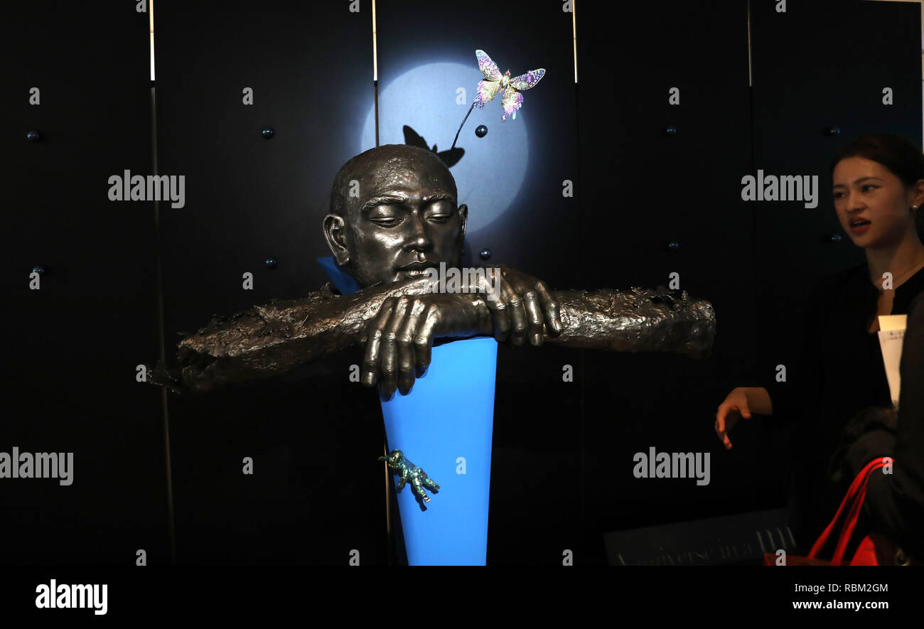 Hongkong, China. 11 Jan, 2019. Ein Besucher ein Kunstwerk auf eine Ausstellung mit dem Namen 'Shape-Shifter: Das Multiversum von Wallce Chan" bei Christie's Galerie in Hong Kong, South China, Jan. 11, 2019. Credit: Wu Xiaochu/Xinhua/Alamy leben Nachrichten Stockfoto