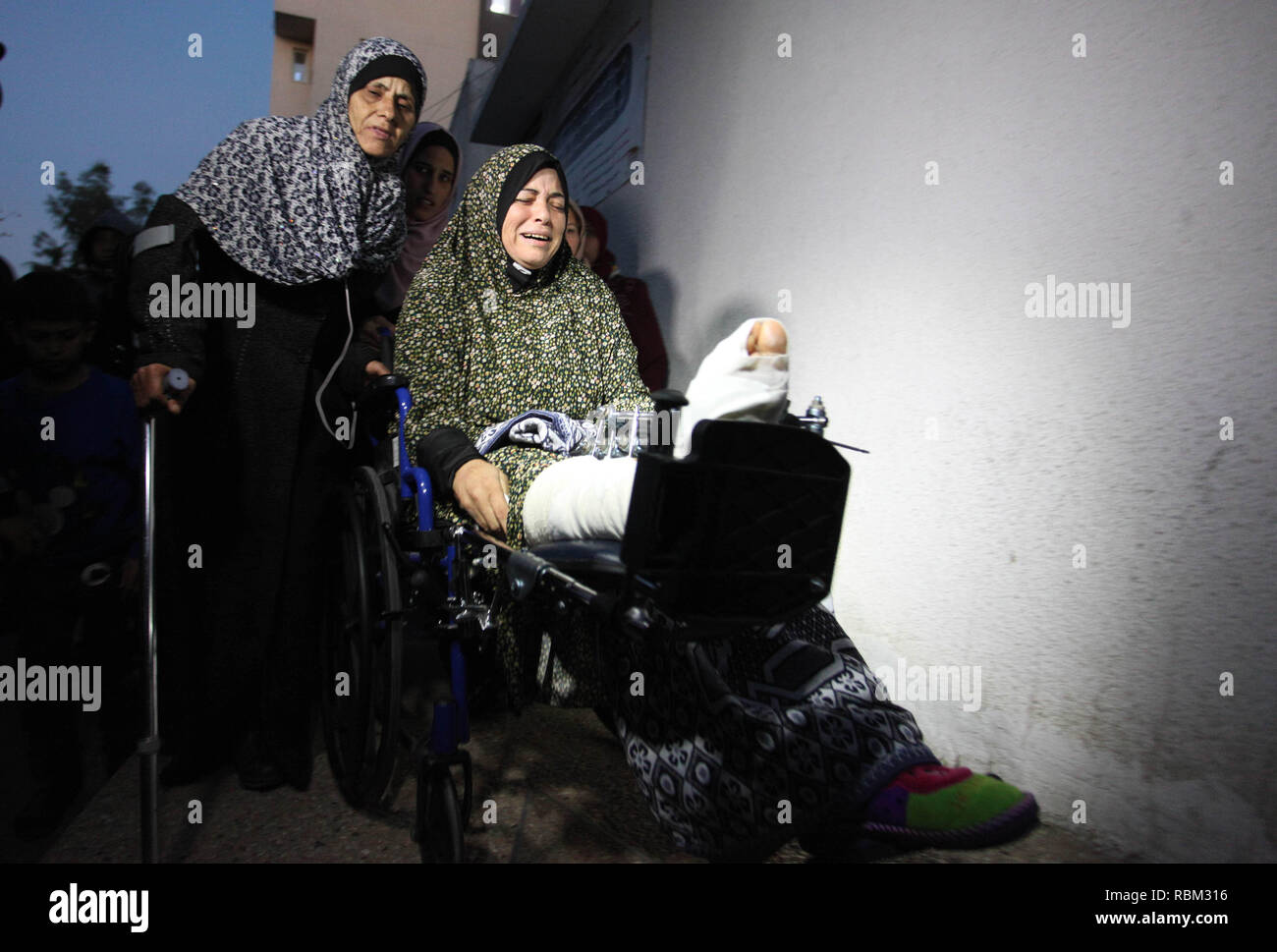 Gaza, Gazastreifen, palästinensischen Gebiet. 11 Jan, 2019. Eine palästinensische Frau, die während der Auseinandersetzungen mit israelischen Truppen in Zelten protestieren, wo Palästinenser fordern das Recht, in ihre Heimat an der Israel-Gaza Grenze wieder verletzt wurde, kommt an al-Shifa Hospital in Gaza-stadt am Januar 11, 2019 Credit: Mahmoud Ajjour/APA-Images/ZUMA Draht/Alamy leben Nachrichten Stockfoto