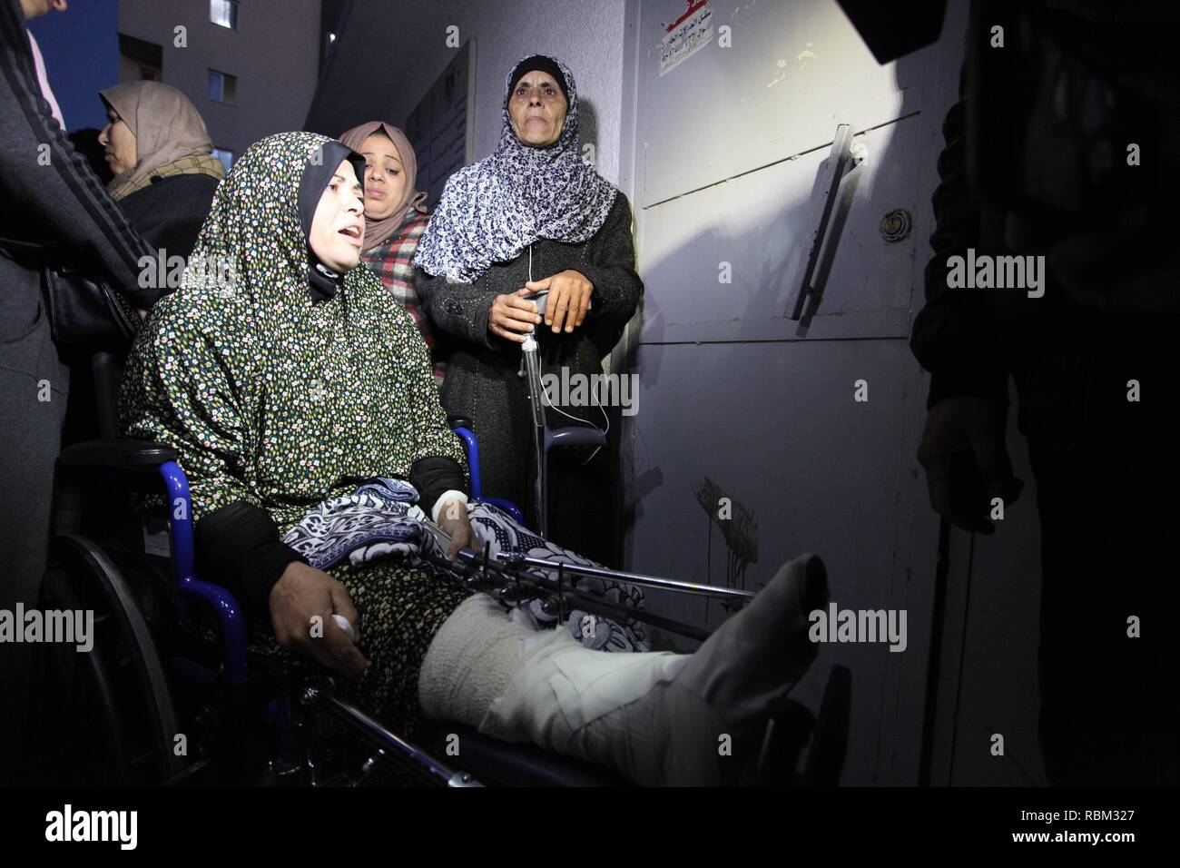Gaza, Gazastreifen, palästinensischen Gebiet. 11 Jan, 2019. Eine palästinensische Frau, die während der Auseinandersetzungen mit israelischen Truppen in Zelten protestieren, wo Palästinenser fordern das Recht, in ihre Heimat an der Israel-Gaza Grenze wieder verletzt wurde, kommt an al-Shifa Hospital in Gaza-stadt am Januar 11, 2019 Credit: Mahmoud Ajjour/APA-Images/ZUMA Draht/Alamy leben Nachrichten Stockfoto
