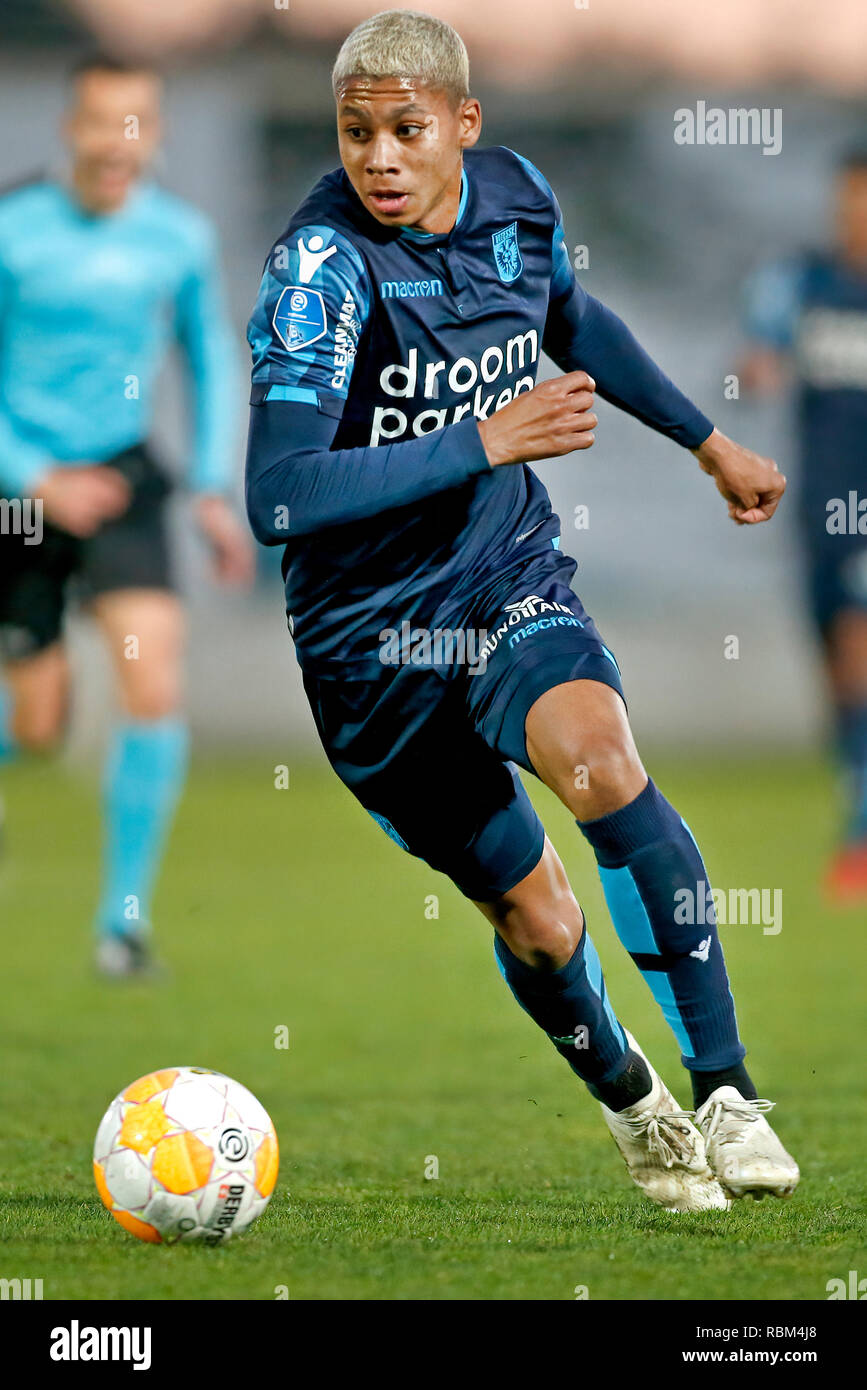 ALBUFEIRA, Algarve, Stadion Estadio da Nora, 11-01-2019, Vitesse - Livingston freundlich, Fußball, niederländischen Eredivisie Saison 2018 - 2019. Vitesse player Richonell Margaret auf den Ball während des Spiels Vitesse - Livingston (3-2). Stockfoto