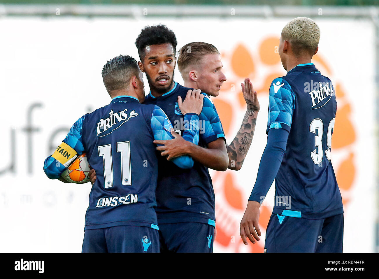 ALBUFEIRA, Algarve, Stadion Estadio da Nora, 11-01-2019, Vitesse - Livingston freundlich, Fußball, niederländischen Eredivisie Saison 2018 - 2019. Vitesse player Bryan Linssen (L) feiert mit Vitesse player Mukhtar Ali (C) und Vitesse player Richonell Margaret (R) während des Spiels Vitesse - Livingston (3-2). Stockfoto