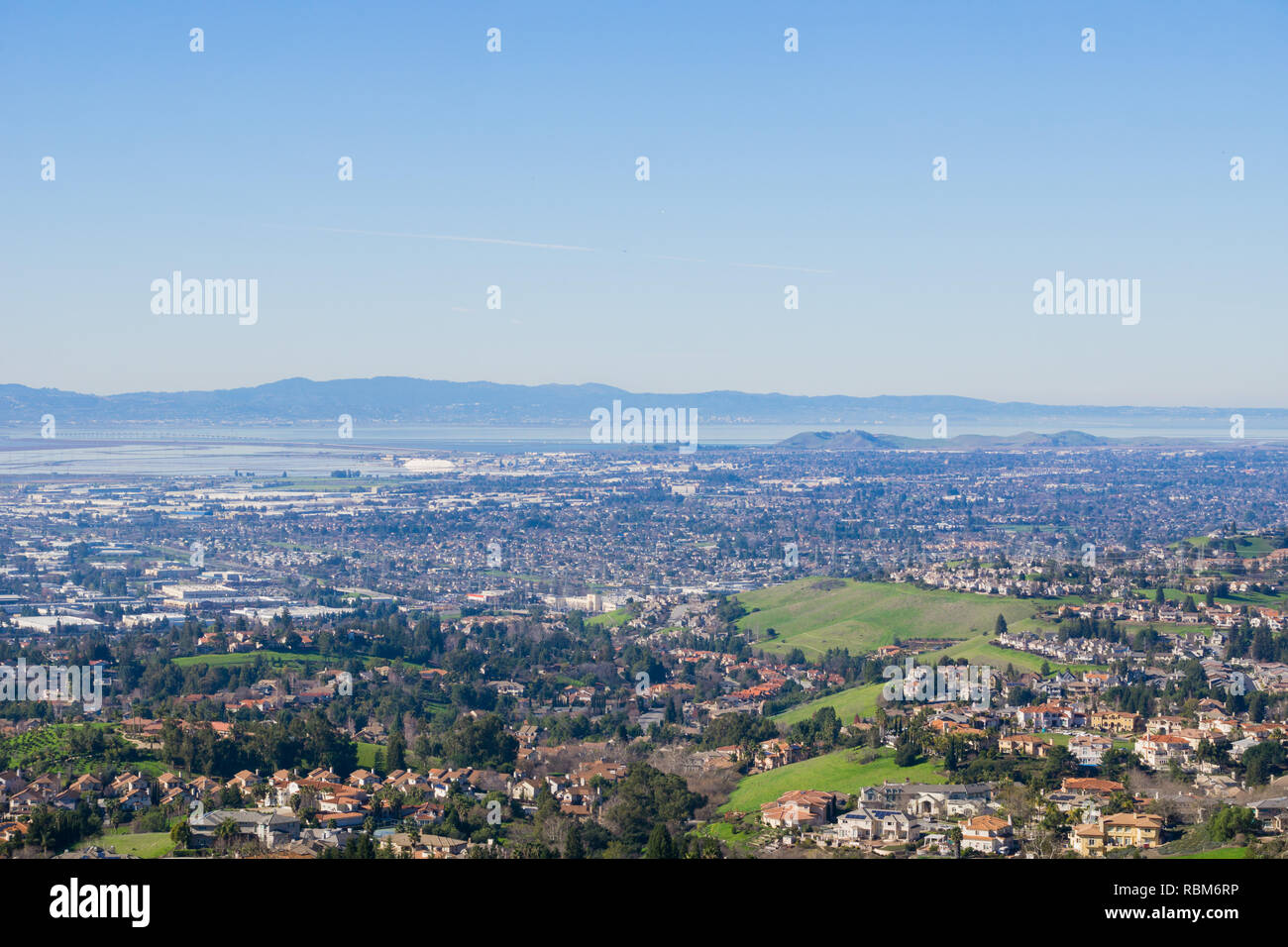 Blick auf die Städte östlich der Bucht von San Francisco vom trail Mission Peak, Kalifornien Stockfoto