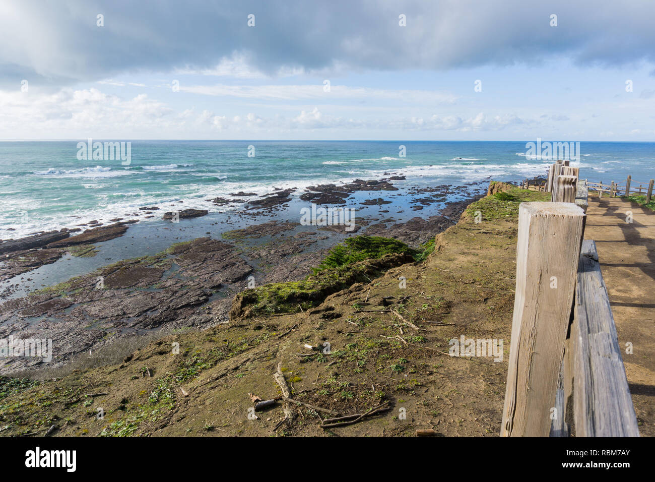 Blick Richtung Fitzgerald Marine Reserve bei Ebbe aus dem Pfad auf die Täuschungen, Moss Beach, Kalifornien Stockfoto