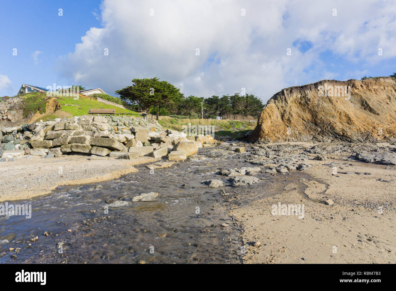 Creek fließt in den Pazifischen Ozean bei Ebbe, Moss Beach, Fitzgerald Marine Reserve, Kalifornien Stockfoto