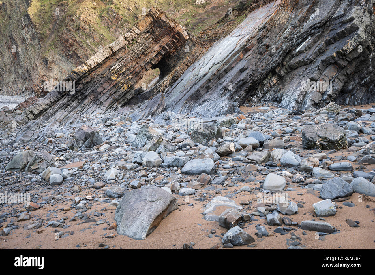 Die spektakuläre Landschaft bei Hartland Quay, berühmt für Schmuggler, Schiffswracks und verzerrte Gesteinsschichten ist auch Teil des beliebten Südwestküste Stockfoto