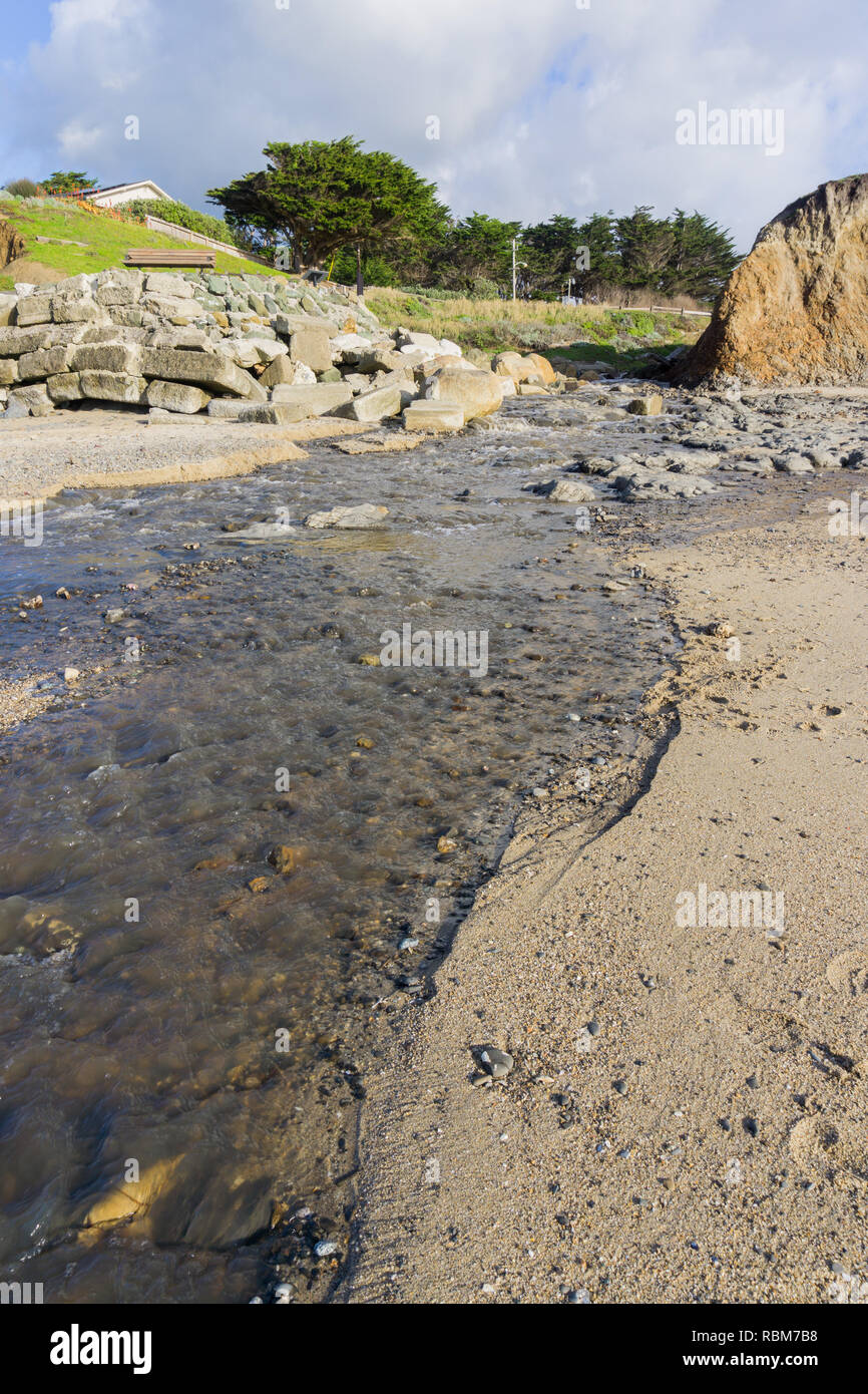 Creek fließt in den Pazifischen Ozean bei Ebbe, Moss Beach, Fitzgerald Marine Reserve, Kalifornien Stockfoto