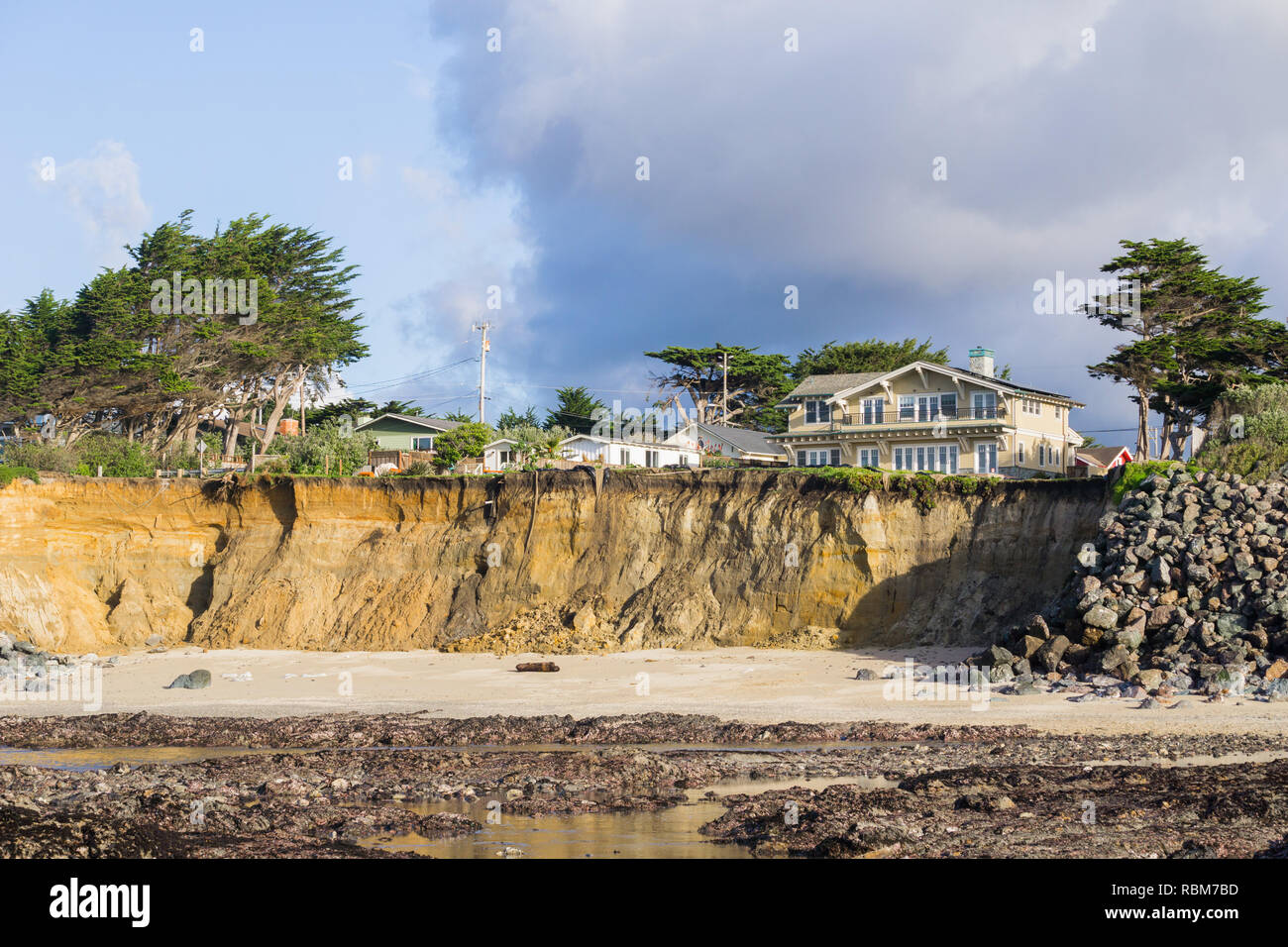 Häuser Auf erodierten Klippen an der Pazifik Küste, Moss Beach, Fitzgerald Marine Reserve, Kalifornien Stockfoto