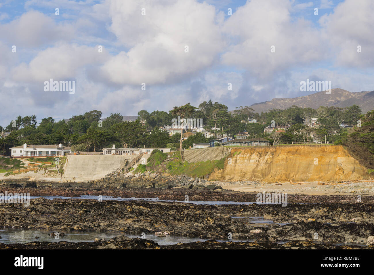 Häuser Auf erodierten Klippen an der Pazifik Küste, Moss Beach, Fitzgerald Marine Reserve, Kalifornien Stockfoto