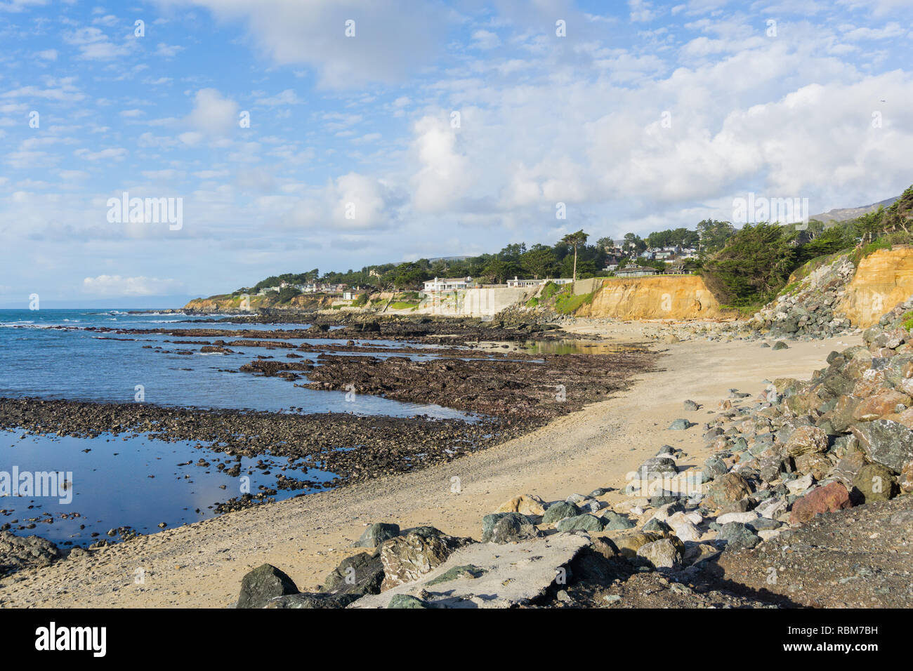 Sandstrand und erodierten Klippen an der Pazifik Küste, Moss Beach, Fitzgerald Marine Reserve, Kalifornien Stockfoto