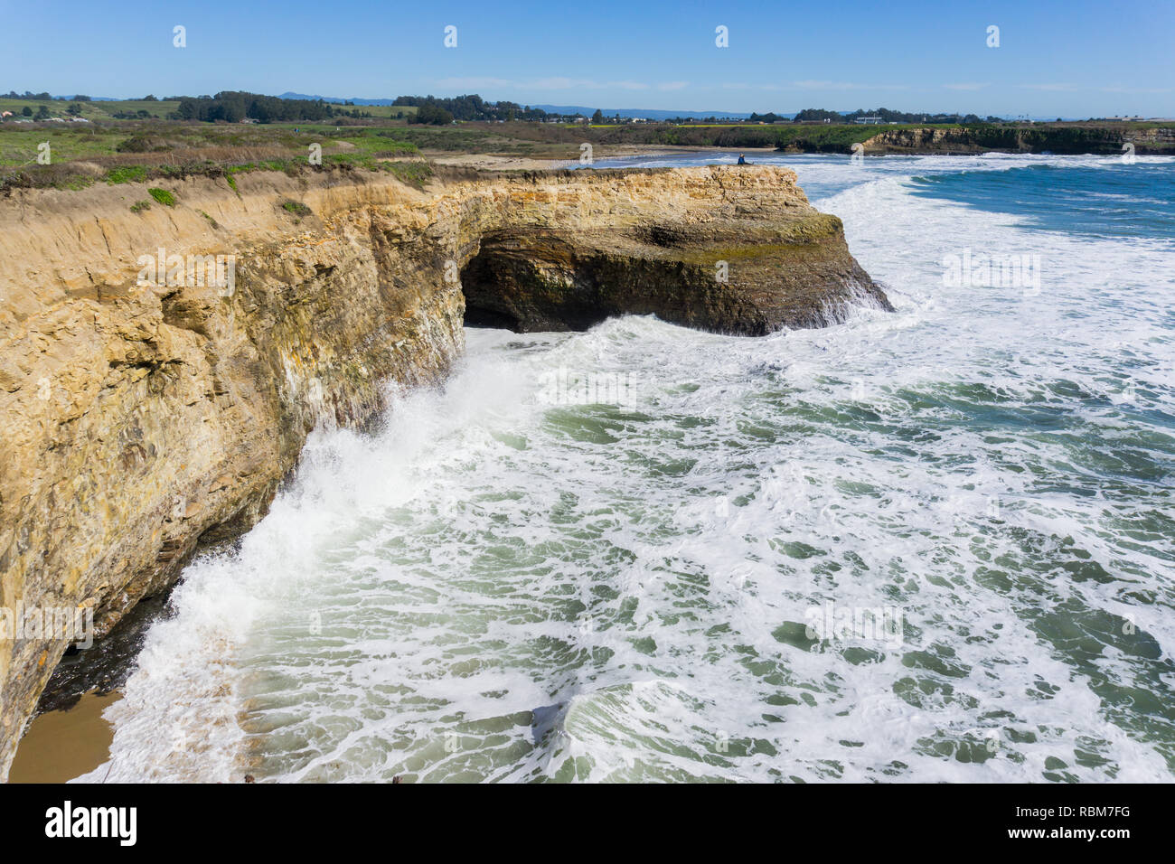 Dramatische Landschaft des Pazifischen Ozean Küste bei Flut und starke Brandung, Wilder Ranch State Park, Kalifornien Stockfoto