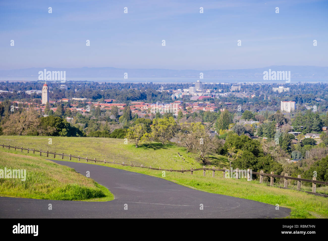 Gepflasterte running Trail auf der Standford Gericht die umliegenden Hügel; Stanford Campus, Palo Alto und Silicon Valley Skyline im Hintergrund, San Francisco ba Stockfoto