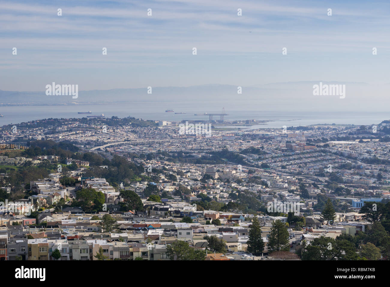 Blick auf die San Francisco Bay vom Mt Davidson an einem nebligen Tag, Kalifornien Stockfoto