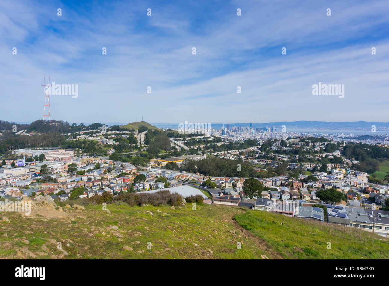 Panoramablick in Richtung Sutro Tower, Twin Peaks und Downtown San Francisco von Mt Davidson, San Francisco, Kalifornien Stockfoto