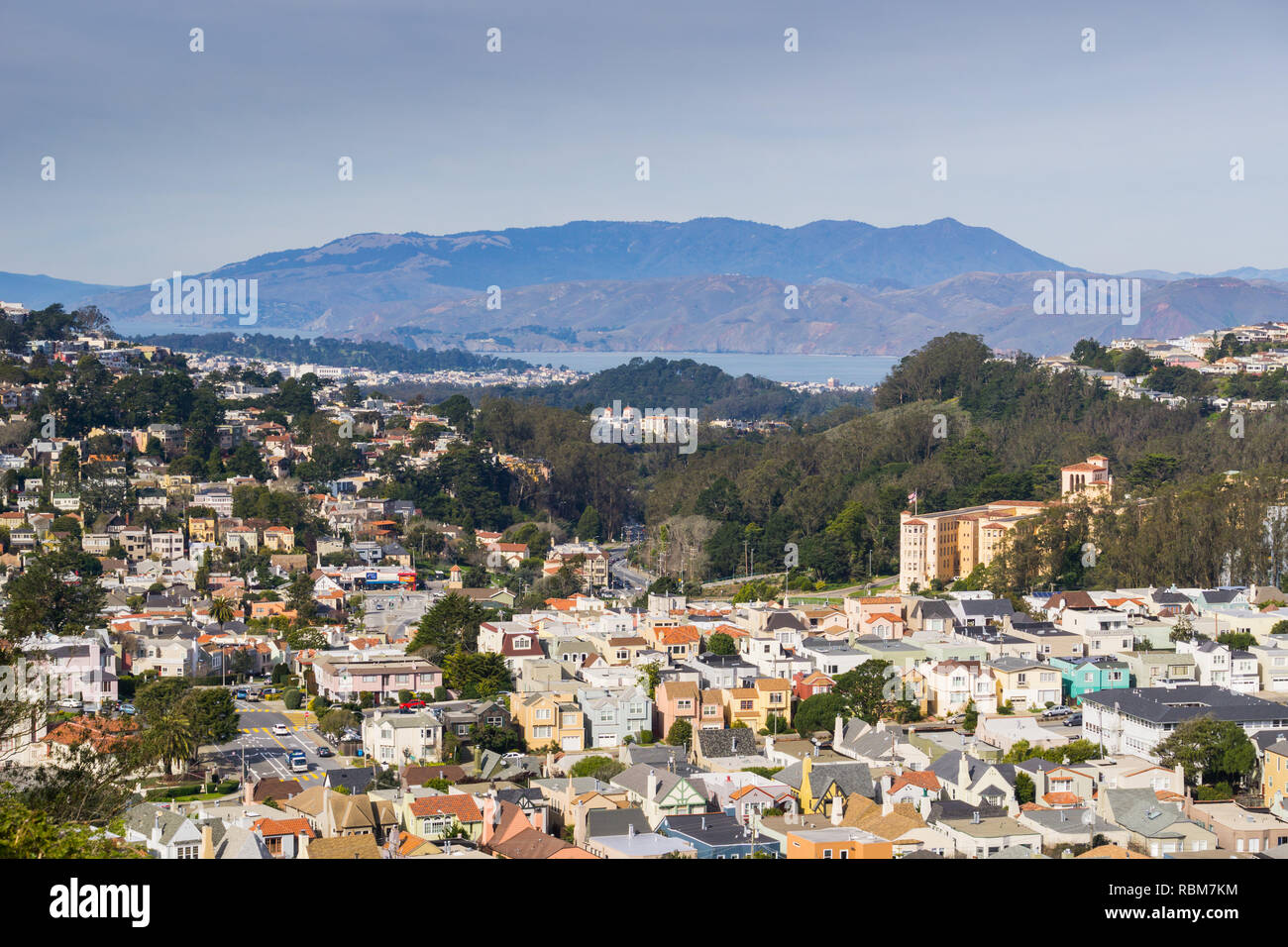 Luftaufnahmen von Wohngebieten von San Francisco, Marin County und die Bucht im Hintergrund, Kalifornien Stockfoto