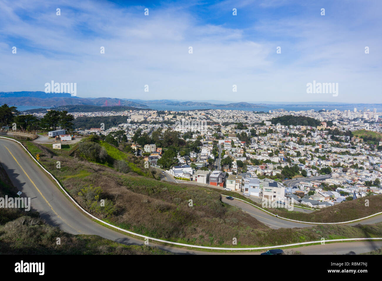 San Francisco Panorama von Twin Peaks, kurvenreiche Straße im Vordergrund, Kalifornien Stockfoto
