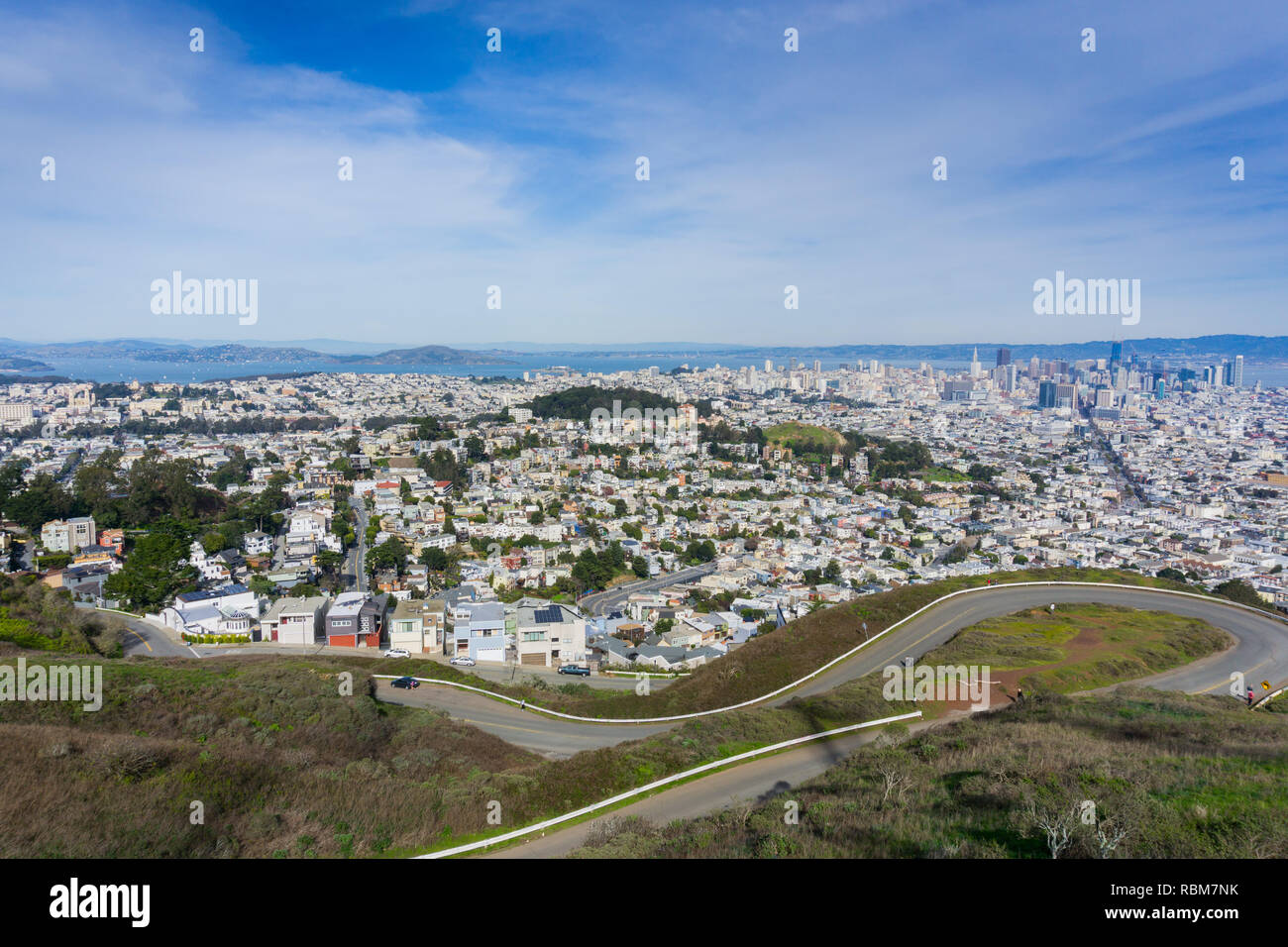 San Francisco Panorama von Twin Peaks, kurvenreiche Straße im Vordergrund, Kalifornien Stockfoto